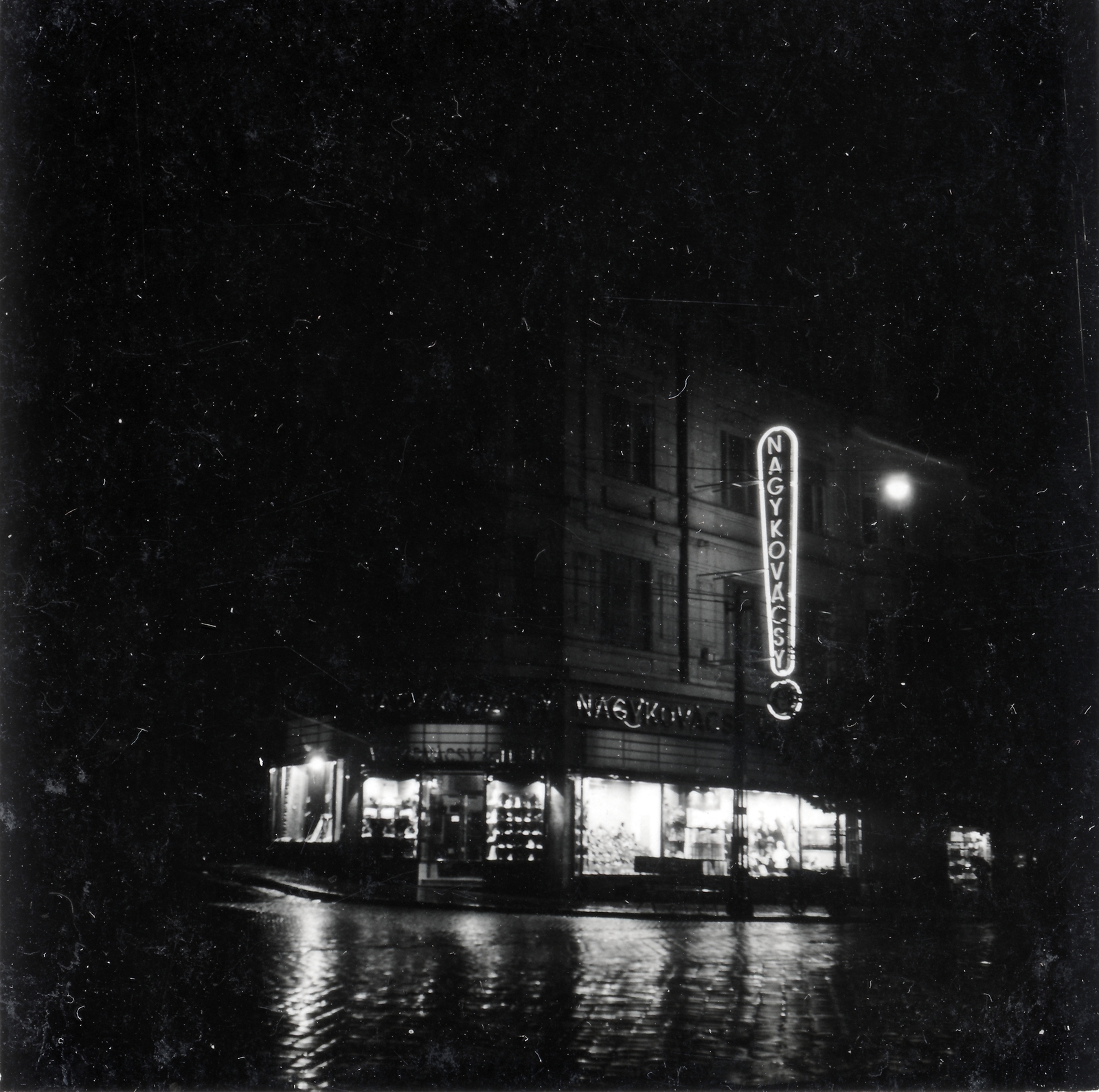 Hungary, Budapest XI., Bartók Béla (Horthy Miklós) út 39., Ménesi út sarok., 1936, Lőrincze Judit, Show window, neon sign, night, Budapest, Fortepan #24556