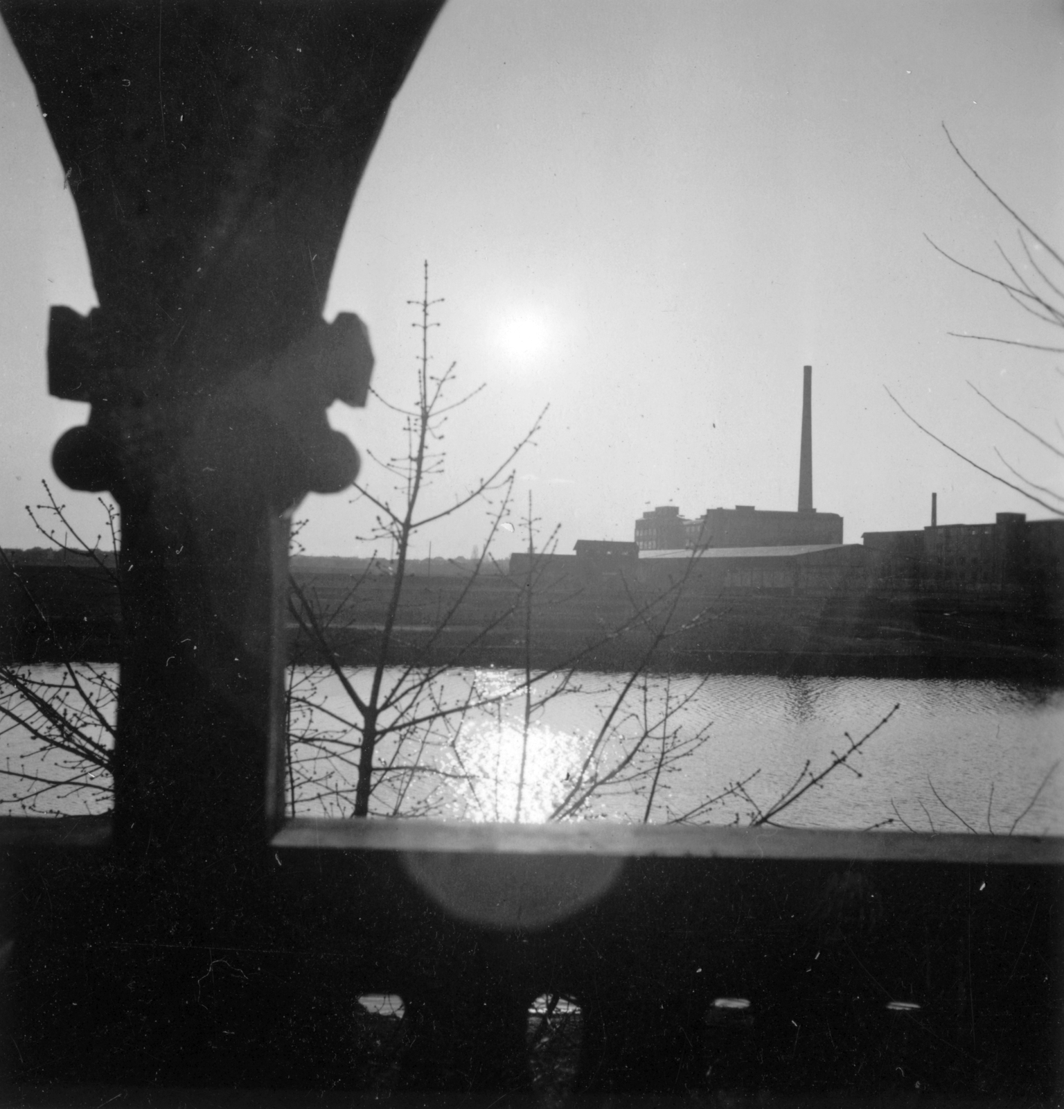 Magyarország, Budapest XX., kilátás egy Vízisport utcai csónakházból, szemben a Csepeli Papírgyár., 1936, Lőrincze Judit, gyárkémény, Budapest, Fortepan #24569