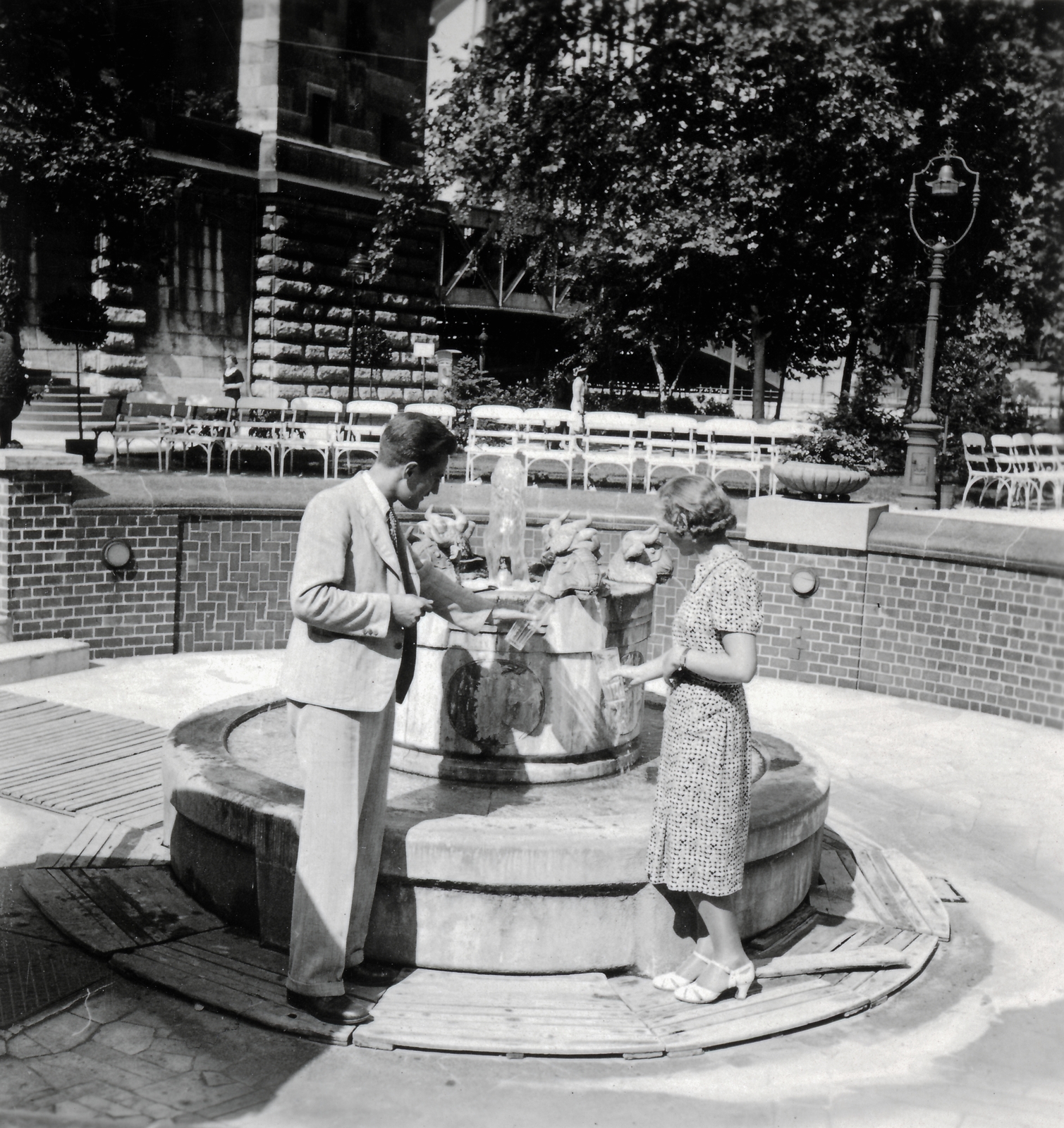 Magyarország, Budapest I., Erzsébet híd budai hídfő, Hungária ivóforrás., 1939, Lőrincze Judit, kerti szék, gázlámpa, ivókút, Budapest, Fortepan #24578