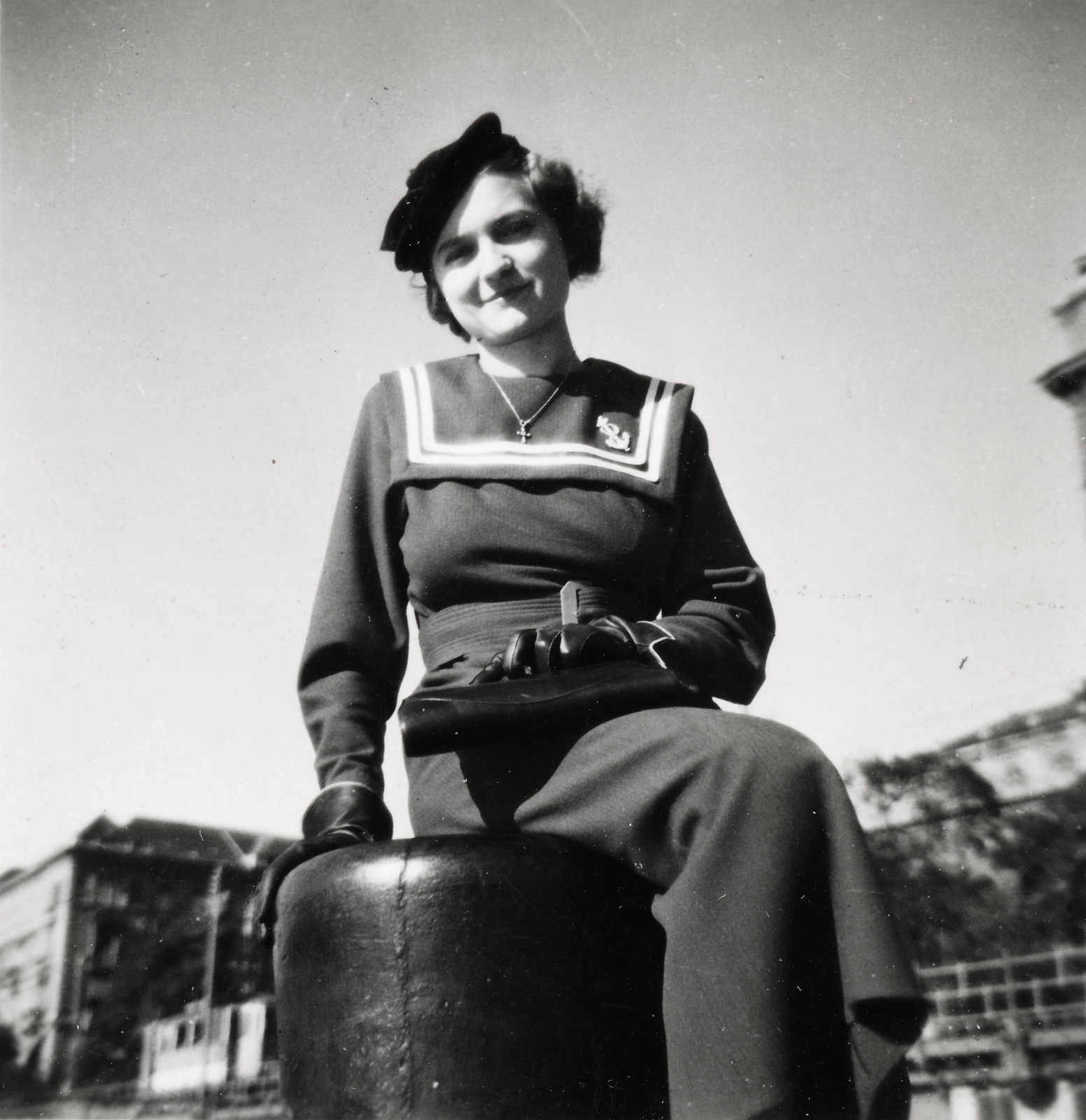 Hungary, Budapest V., pesti alsó rakpart a Vigadó térnél., 1937, Lőrincze Judit, portrait, hat, gloves, sailor blouse, handbag, necklace, lady, Budapest, mooring bollard, Fortepan #24590