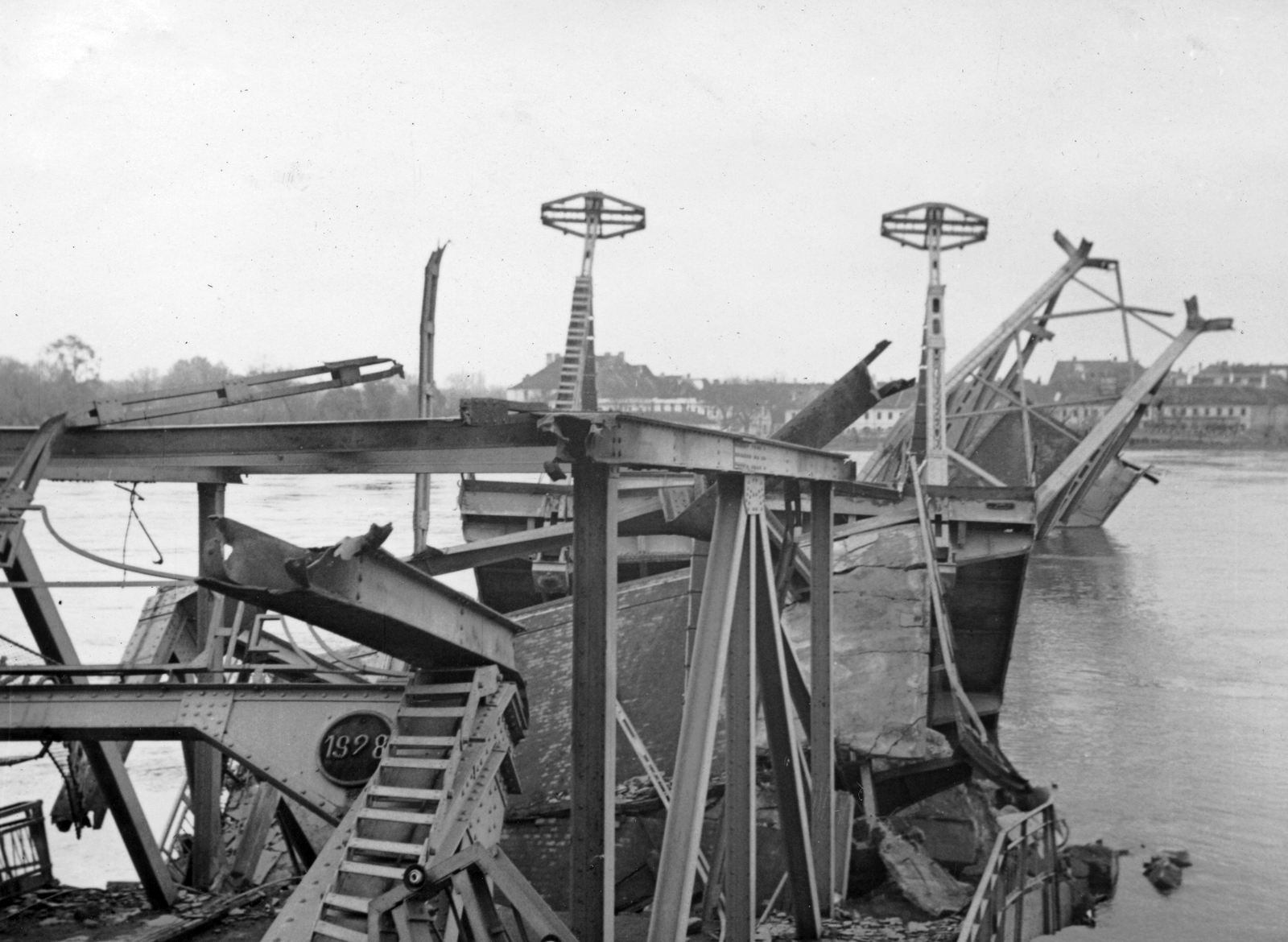 Szerbia, Újvidék, a lerombolt közúti híd (Most kraljevića Tomislava) maradványa, háttérben a Duna túlpartján Pétervárad., 1941, Martin Djemil, hídroncs, Fortepan #24618