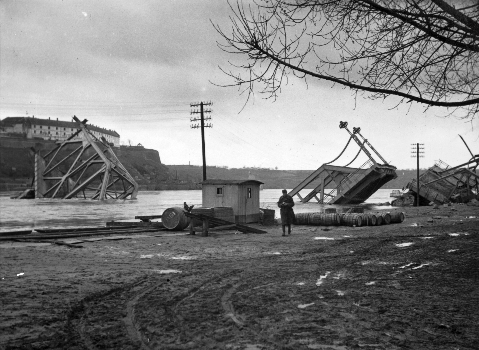 Szerbia, Újvidék, a lerombolt közúti híd (Most kraljevića Tomislava) maradványa, háttérben Pétervárad., 1941, Martin Djemil, második világháború, hordó, hídroncs, Fortepan #24620