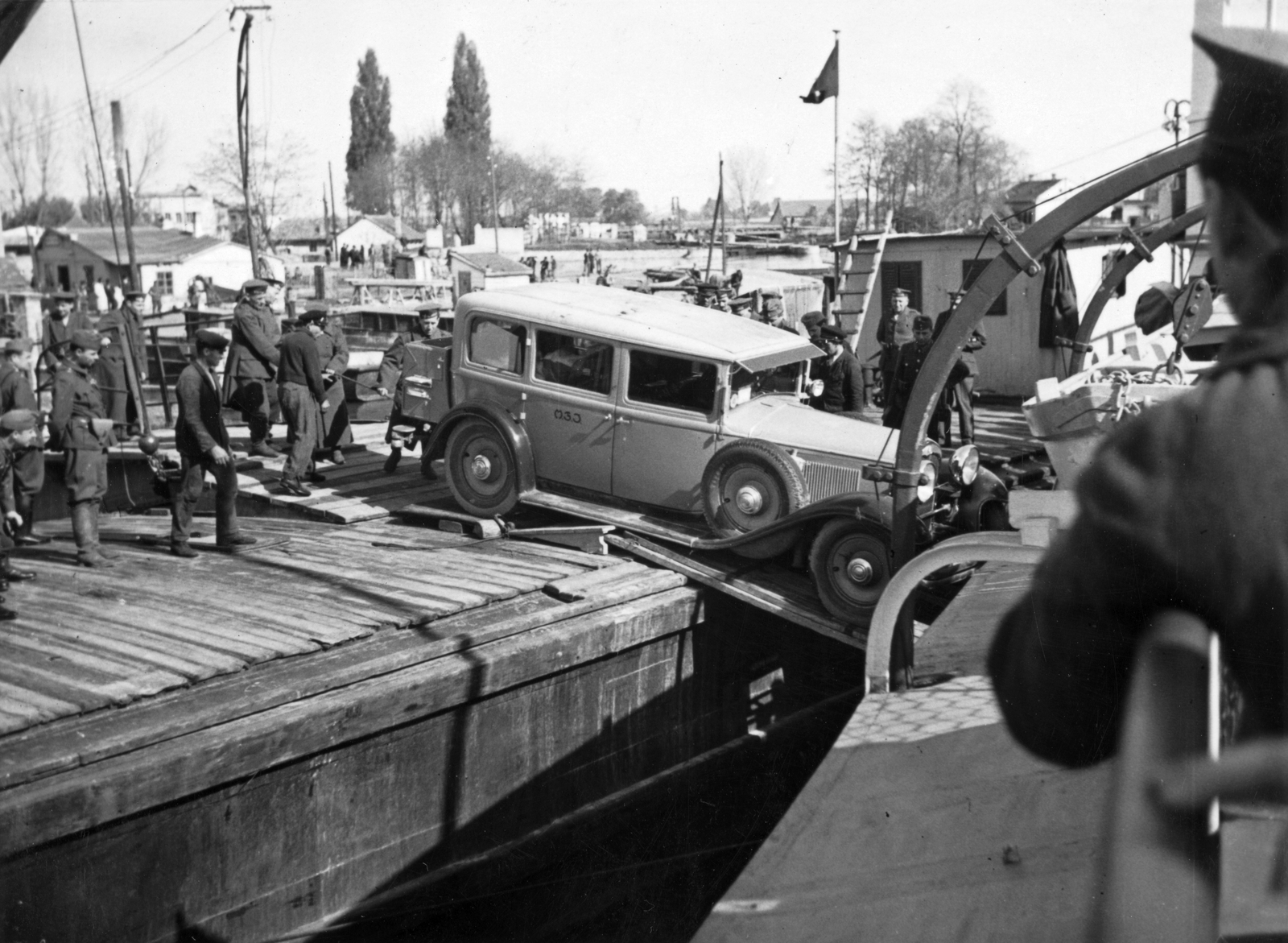 Szerbia, Belgrád, Szent Gellért személyhajó kirakodása. Partra teszik a Magyar Film Iroda NAG gyártmányú személygépkocsiját., 1941, Martin Djemil, automobil, Fortepan #24627