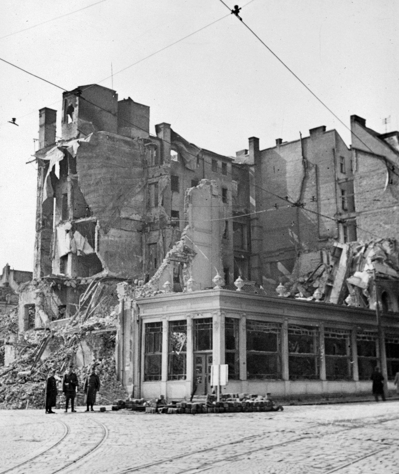 Szerbia, Belgrád, ulica Pariska, szemben az ulica Uzun Mirkova torkolata, jobbra a Srpski kralj (Szerb Király) szálló romjai., 1941, Martin Djemil, Fortepan #24638