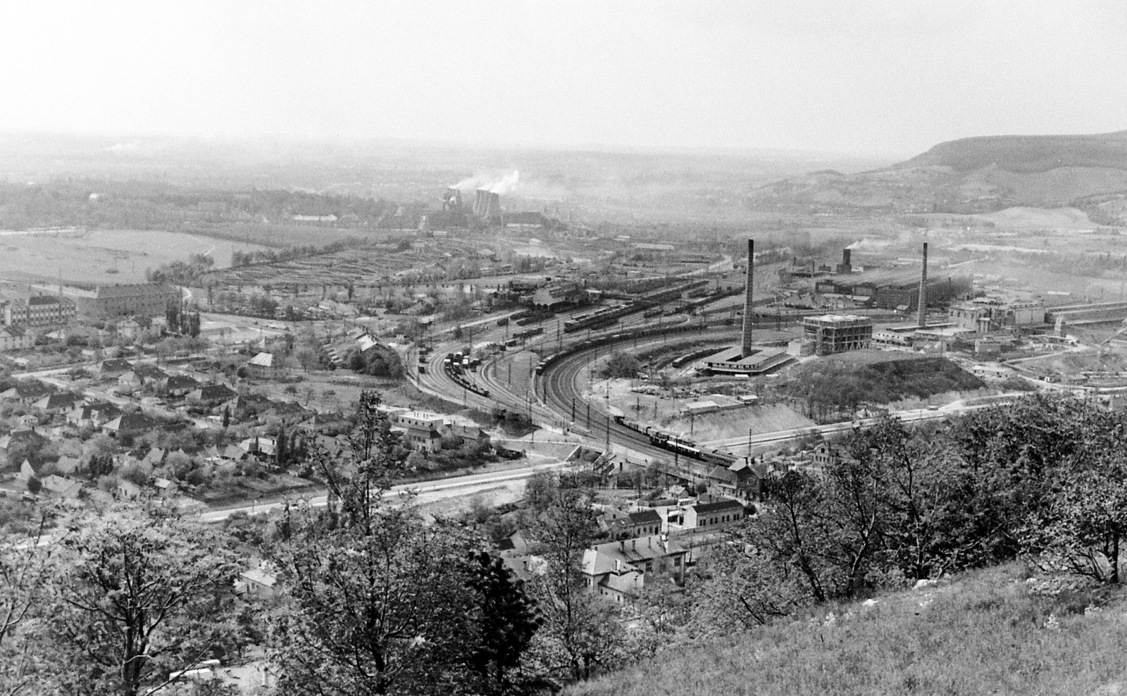 Hungary, Tata-Tóváros, a felsőgallai vasútállomás környéke a Felsőgalla fölötti Kálvária-hegyről ÉNY-i irányban., 1962, UVATERV, railway, picture, factory, rail, railway cart, train station, Fortepan #2464