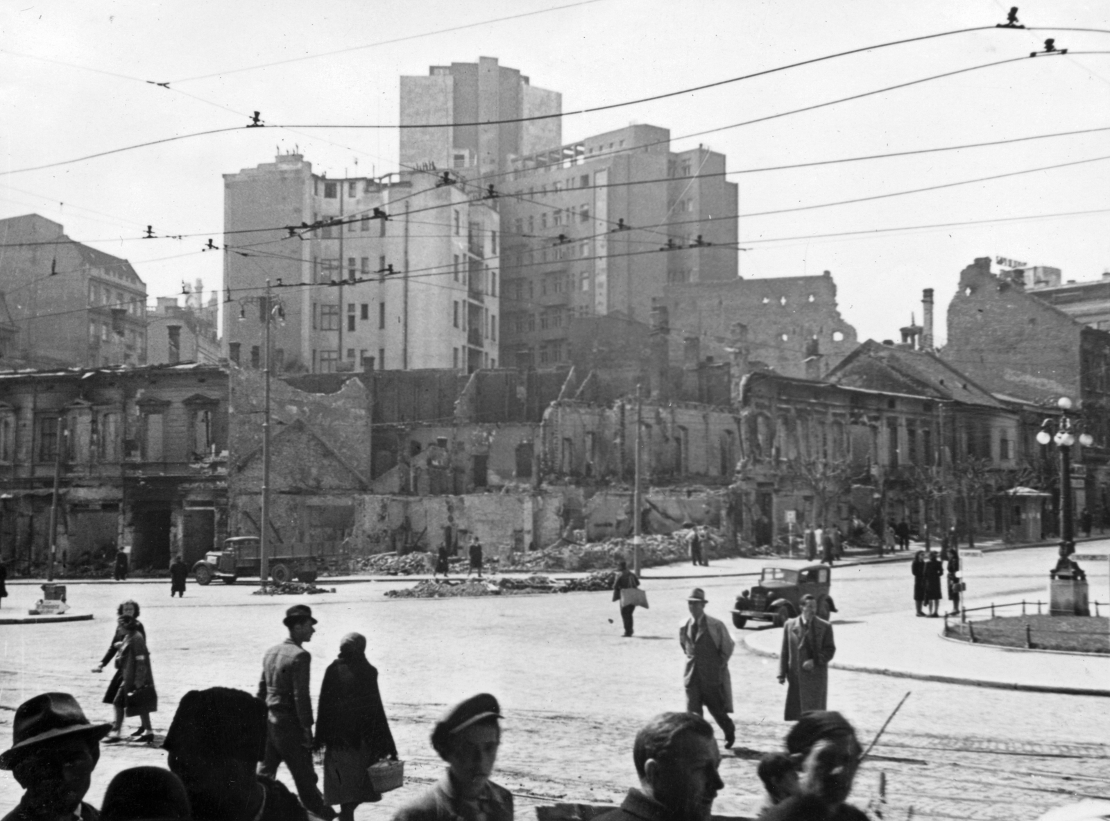 Serbia, Belgrade, a Trg Republike déli oldala, háttérben az Albanija-palota hátsó frontja., 1941, Martin Djemil, ruins, Fortepan #24646