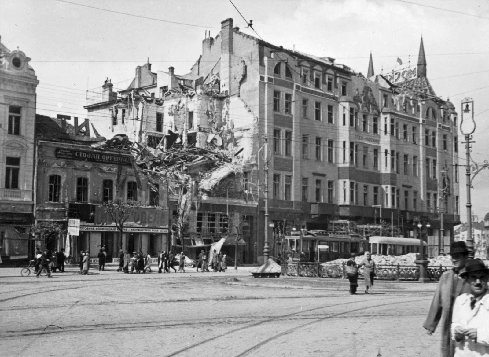 Szerbia, Belgrád, a Moszkva szálló a Terazijén., 1941, Martin Djemil, háborús kár, villamos, rom, cirill írás, Fortepan #24648