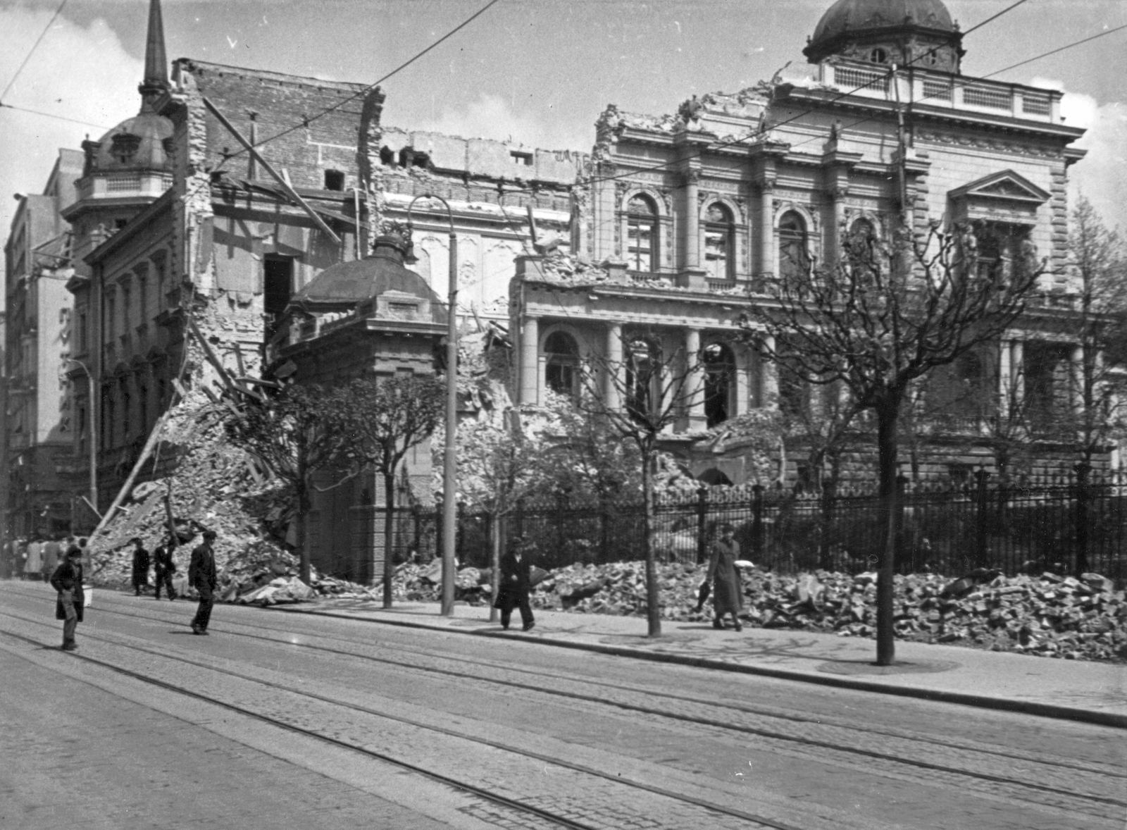Szerbia, Belgrád, ulica Kralja Milana az ulica Dragoslava Jovanivica felé nézve, szemben a romos egykori szerb királyi palota (Stari Dvor)., 1941, Martin Djemil, háborús kár, második világháború, palota, épületkár, korona, Aleksandar Bugarski-terv, Fortepan #24651