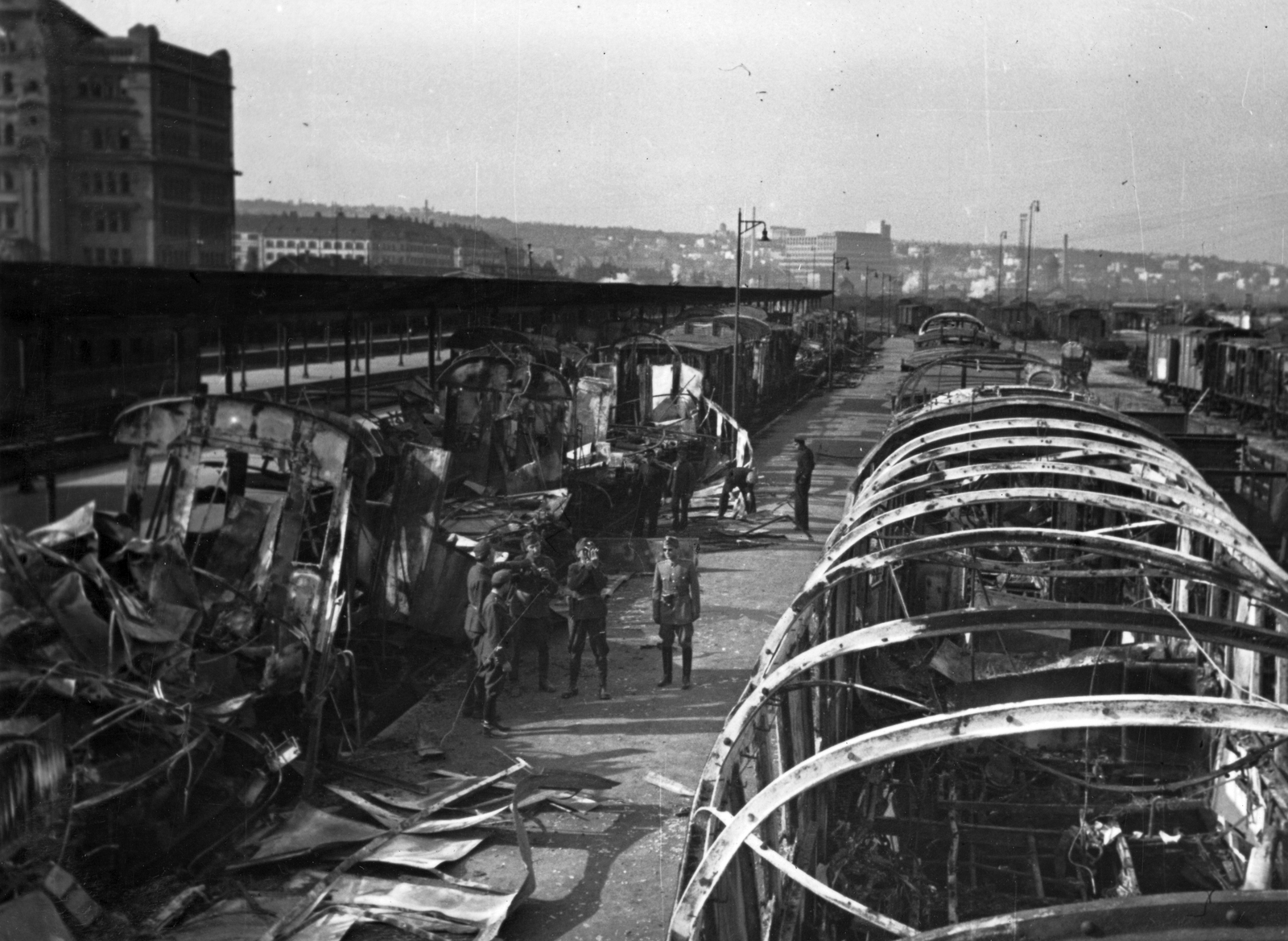 Szerbia, Belgrád, Központi pályaudvar romjai 1941 után, háttérben balra a megrongálódott postapalota ., 1941, Martin Djemil, vasút, második világháború, járműroncs, Fortepan #24659