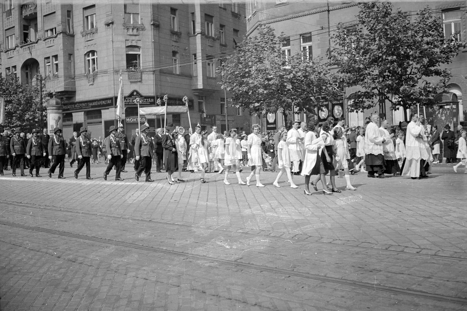 Hungary, Budapest XI., Bartók Béla (Horthy Miklós) út a Gárdonyi térnél, szemben a Mészöly utca., 1940, Kurutz Márton, ad pillar, procession, pharmacy, soldier, savings bank, Budapest, Fortepan #24675