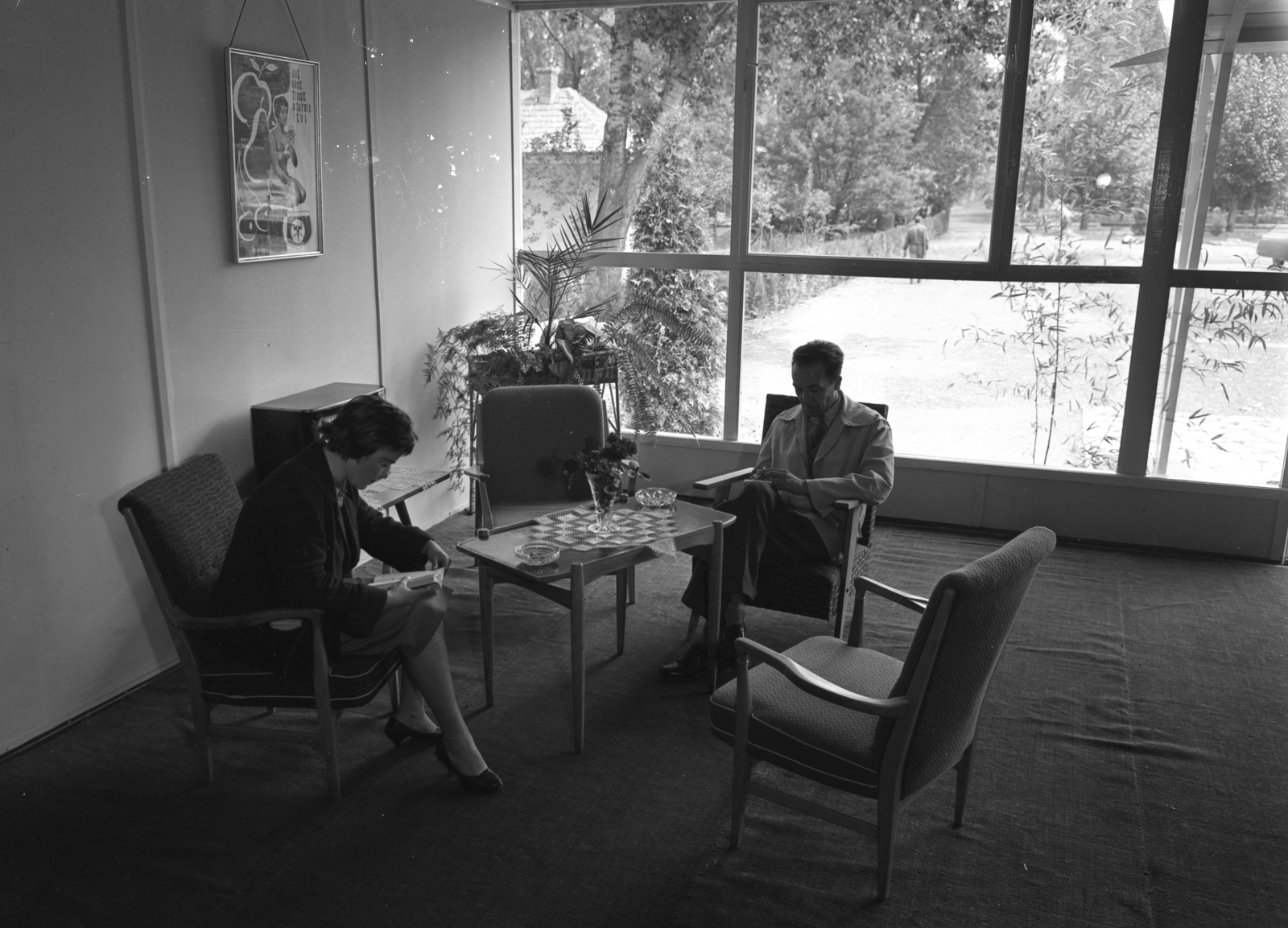 Hungary,Lake Balaton, Siófok, Glatz Henrik utca, Motel., 1960, UVATERV, poster, reading, genre painting, furniture, interior, table, indoor plants, Fortepan #2468