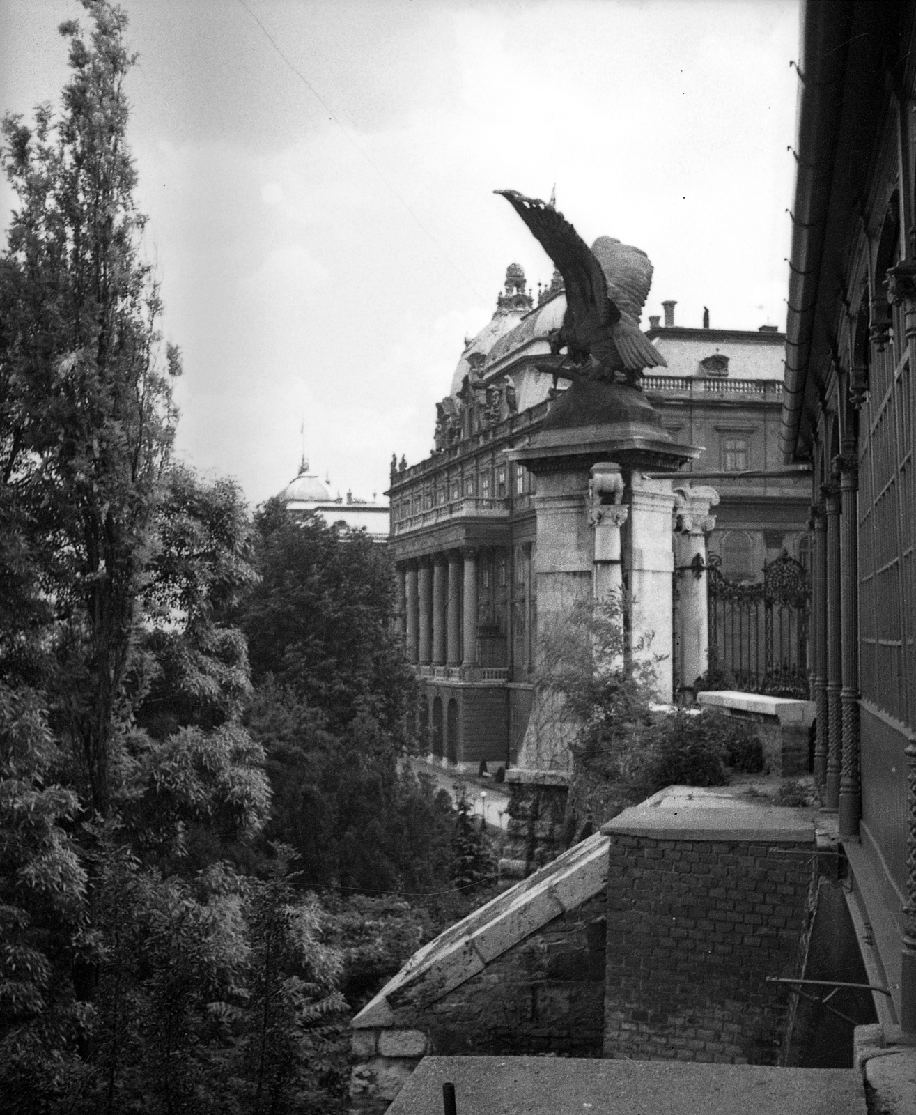 Hungary, Budapest I., a Turul szobor és a Királyi Palota (később Budavári Palota) a Budai Hegypálya (később Budavári Sikló) mellől nézve., 1940, Kurutz Márton, sculpture, palace, Turul sculpture, Budapest, Fortepan #24681