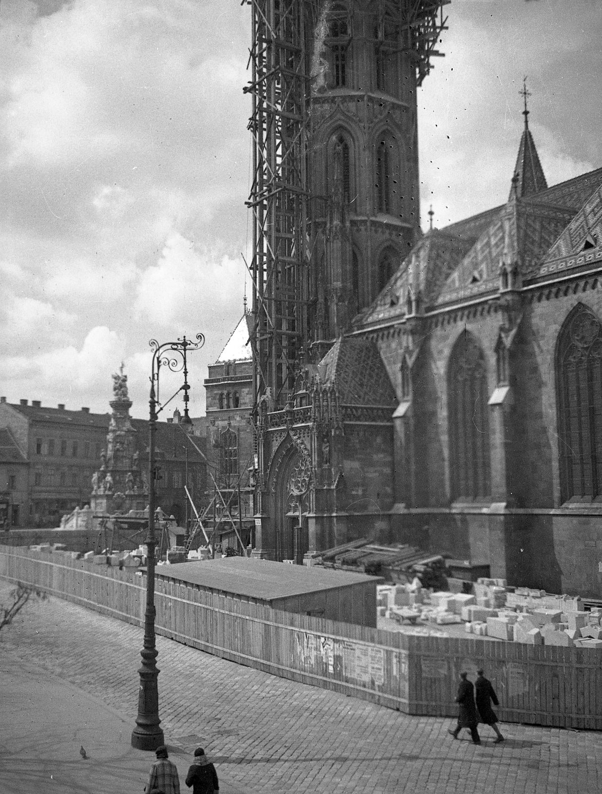 Magyarország, budai Vár, Budapest I., Szentháromság tér, Mátyás-templom., 1936, Kurutz Márton, templom, kandeláber, építkezés, palánk, Budapest, Fortepan #24683