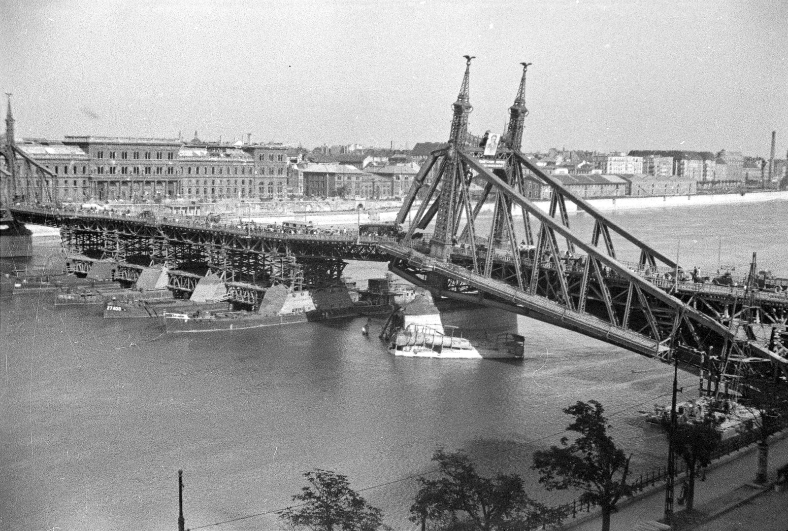 Hungary, Budapest, Szabadság híd, a pontonhíddal kiegészített hídroncs a Gellérthegyről nézve., 1945, Kurutz Márton, wrecked bridge, Danube, Duna-bridge, János Feketeházy-design, Fortepan #24687