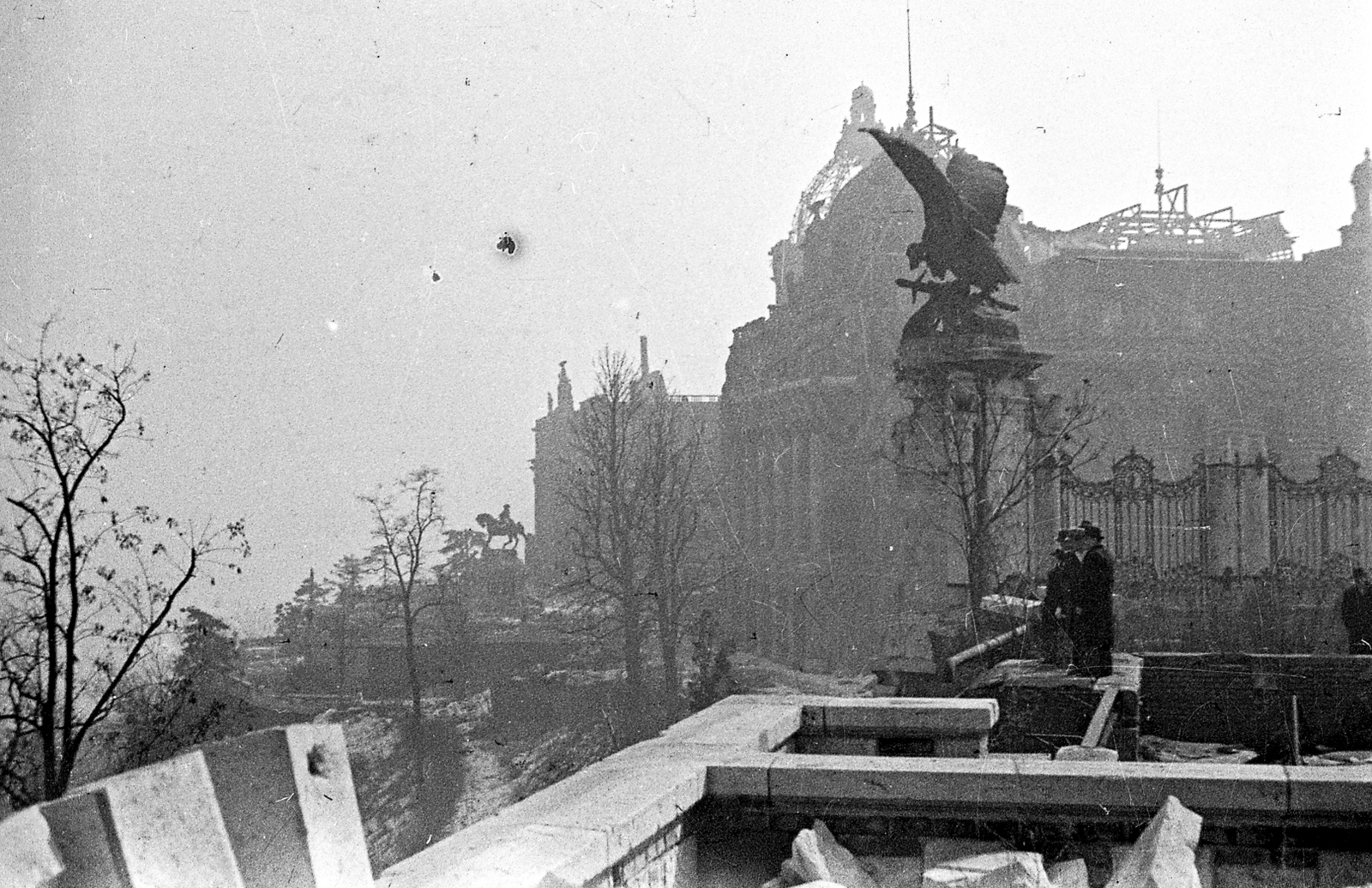 Hungary, Budapest I., a Turul szobor és a Királyi Palota (később Budavári Palota) a Budai Hegypálya (később Budavári Sikló) pavilonja mellől nézve., 1945, Kurutz Márton, damaged building, Turul sculpture, horse sculpture, Budapest, Prince Eugene of Savoy-portrayal, József Róna-design, Fortepan #24693