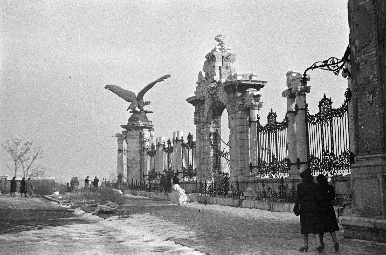 Hungary, Budapest I., Szent György tér., 1945, Kurutz Márton, Turul sculpture, Budapest, fence, gate, pedestrian, Fortepan #24694