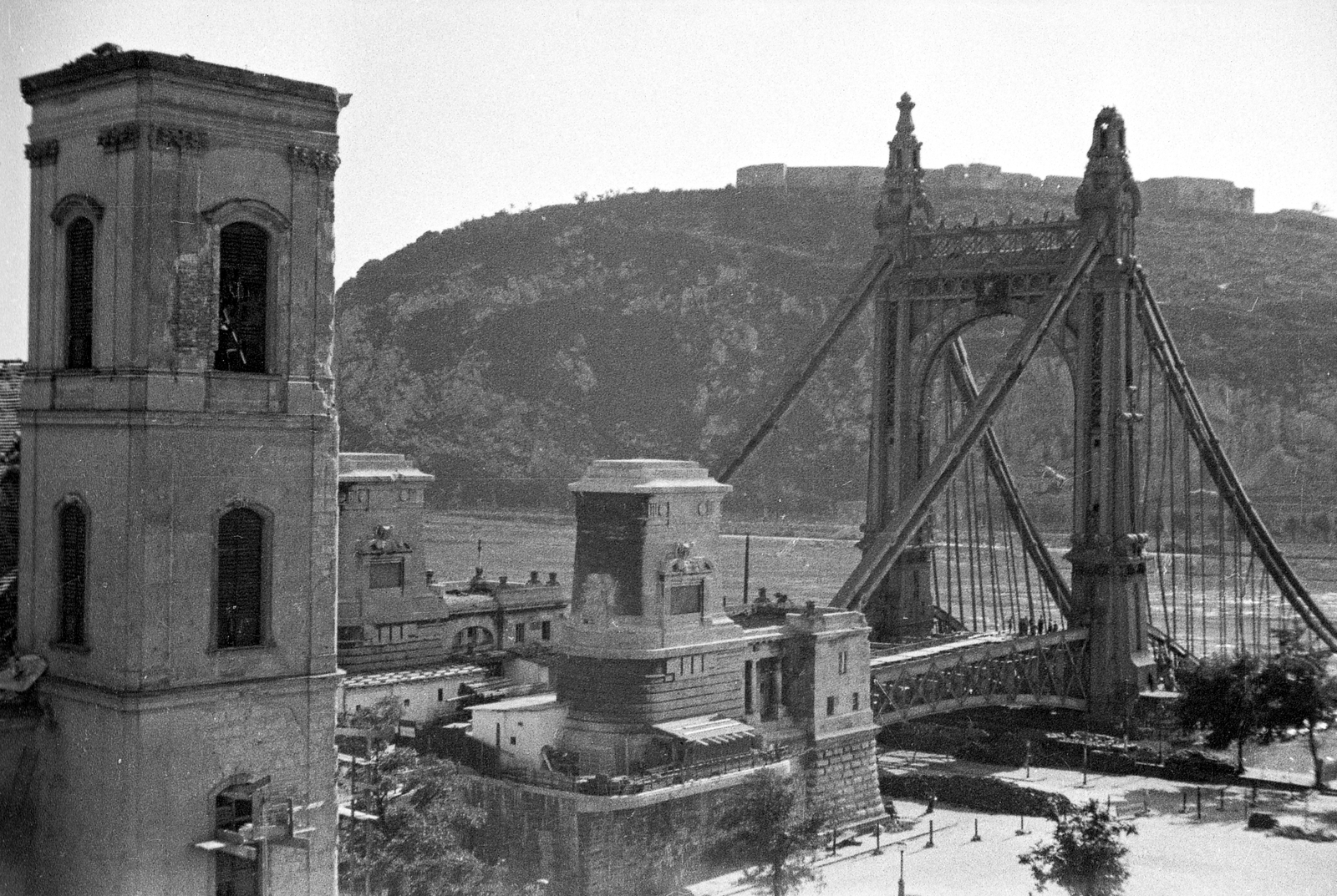 Hungary, Budapest V., Március 15. (Eskü) tér, a lerombolt Erzsébet híd pesti hídfője, háttérben a Gellért-hegy., 1945, Kurutz Márton, war damage, wrecked bridge, Danube, eclectic architecture, Budapest, suspension bridge, Duna-bridge, Antal Kherndl-design, Aurél Czekelius-design, Fortepan #24695