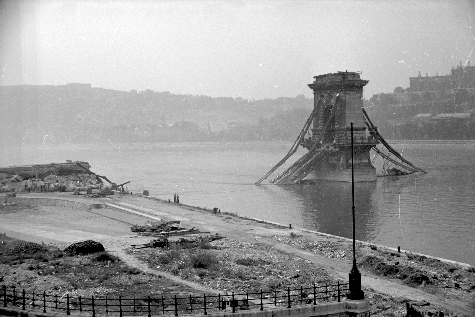 Hungary, Budapest V., a lerombolt Széchenyi Lánchíd pesti hídfője, háttérben a Gellért-hegy és a romos Királyi Palota (később Budavári Palota)., 1945, Kurutz Márton, wrecked bridge, Danube, Budapest, suspension bridge, William Tierney Clark-design, Fortepan #24697