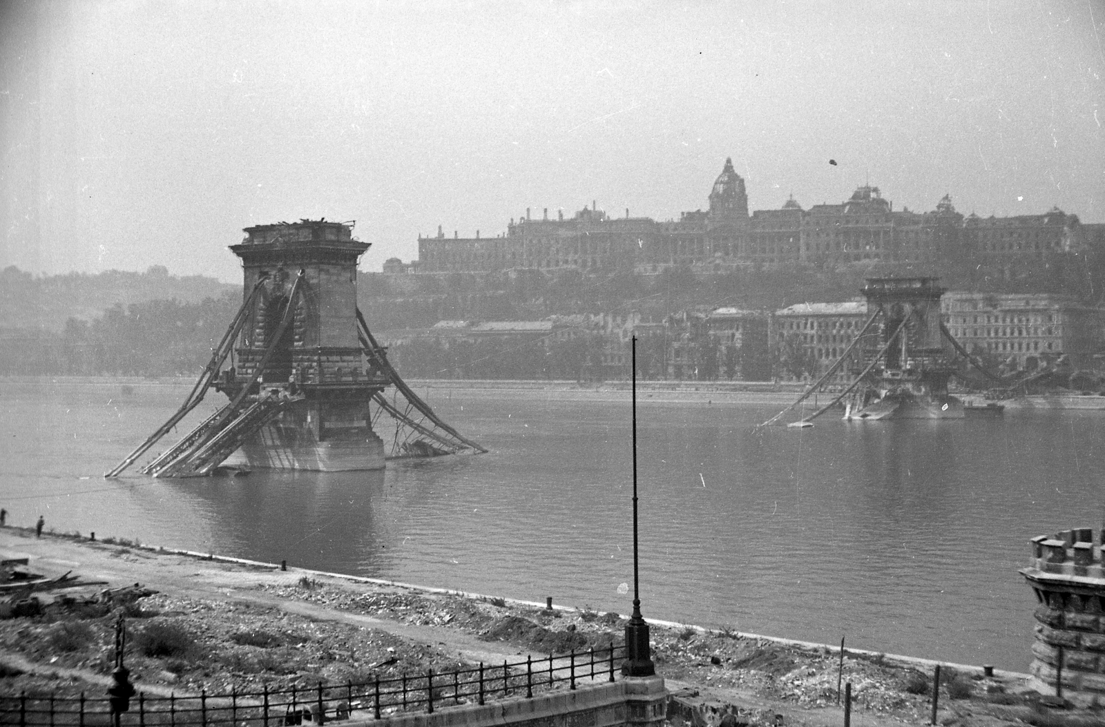 Hungary, Budapest V.,Budapest I., a lerombolt Széchenyi Lánchíd és a romos Királyi Palota (később Budavári Palota)., 1945, Kurutz Márton, wrecked bridge, Danube, suspension bridge, William Tierney Clark-design, Budapest, Fortepan #24698