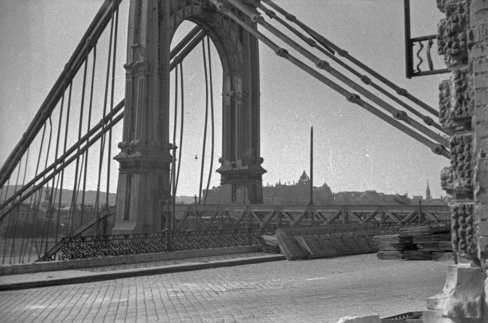 Hungary, Budapest V., a lerombolt Erzsébet híd pesti hídfője., 1945, Kurutz Márton, war damage, wrecked bridge, Danube, eclectic architecture, Budapest, suspension bridge, Duna-bridge, Antal Kherndl-design, Aurél Czekelius-design, Fortepan #24699