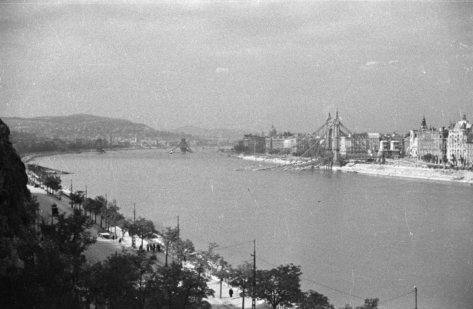 Hungary, Budapest, a lerombolt Erzsébet híd, mögötte a felrobbantott Széchenyi Lánchíd a Gellérthegyről nézve., 1945, Kurutz Márton, wrecked bridge, Danube, suspension bridge, William Tierney Clark-design, Antal Kherndl-design, Aurél Czekelius-design, Fortepan #24701