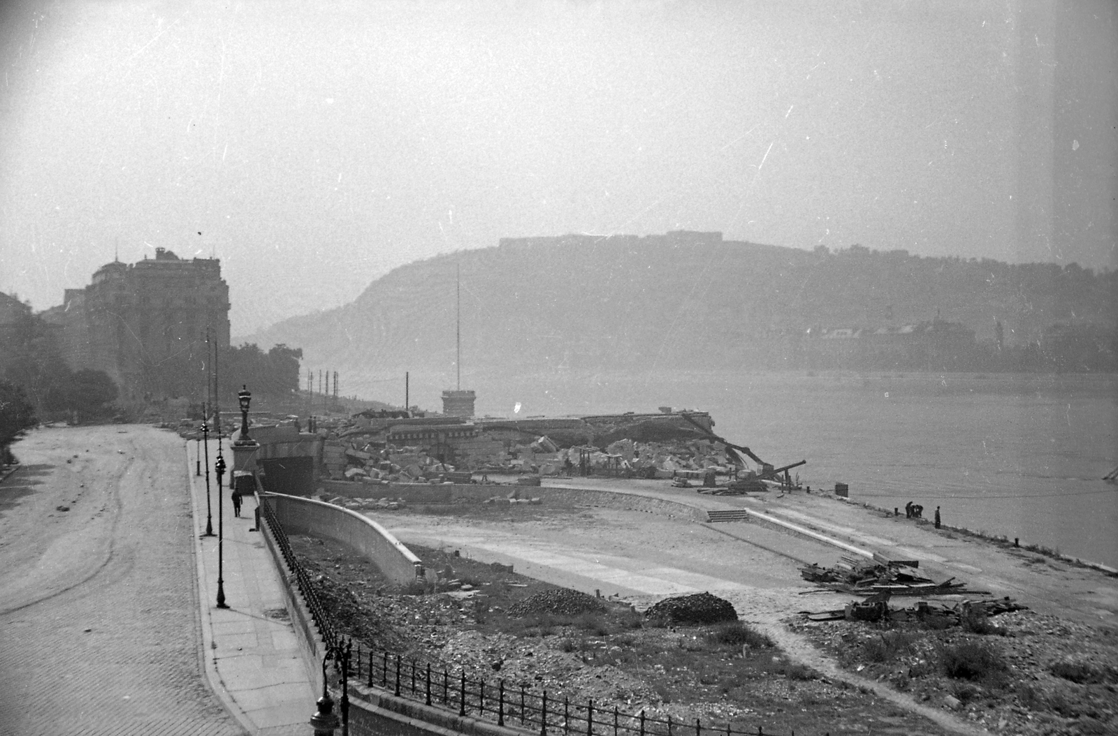 Hungary, Budapest, a lerombolt Széchenyi Lánchíd pesti hídfője, háttérben a Gellért-hegy., 1945, Kurutz Márton, pavement, railing, Fortepan #24703