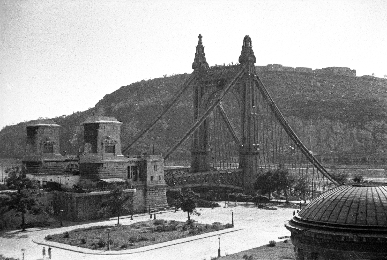 Hungary, Budapest V., Március 15. (Eskü) tér, szemben a lerombolt Erzsébet híd pesti hídfője, jobbra Erzsébet királyné emlékművének csarnoka látszik., 1945, Kurutz Márton, monument, Budapest, Fortepan #24707