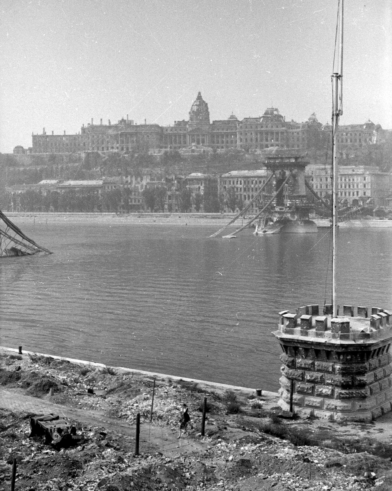 Hungary, Budapest, a lerombolt Széchenyi Lánchíd és a romos Királyi Palota (később Budavári Palota)., 1945, Kurutz Márton, wrecked bridge, Danube, suspension bridge, William Tierney Clark-design, Fortepan #24709