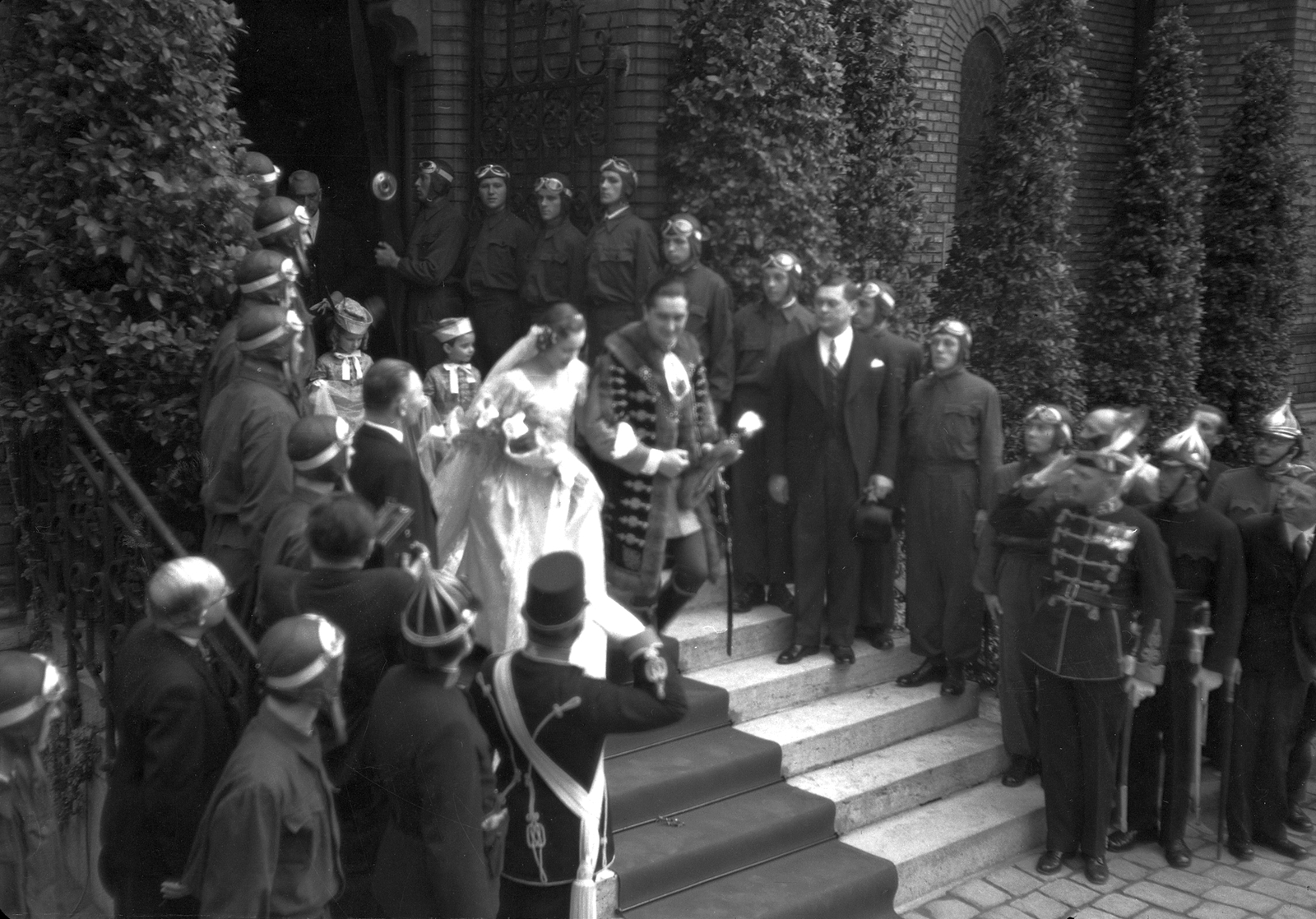 Hungary, Budapest I., Szilágyi Dezső téri templom.
Horthy István esküvője gróf Edelsheim-Gyulai Ilonával., 1940, Vass Károly, celebrity, wedding ceremony, church, pilot, cop, stairs, Budapest, Fortepan #24714