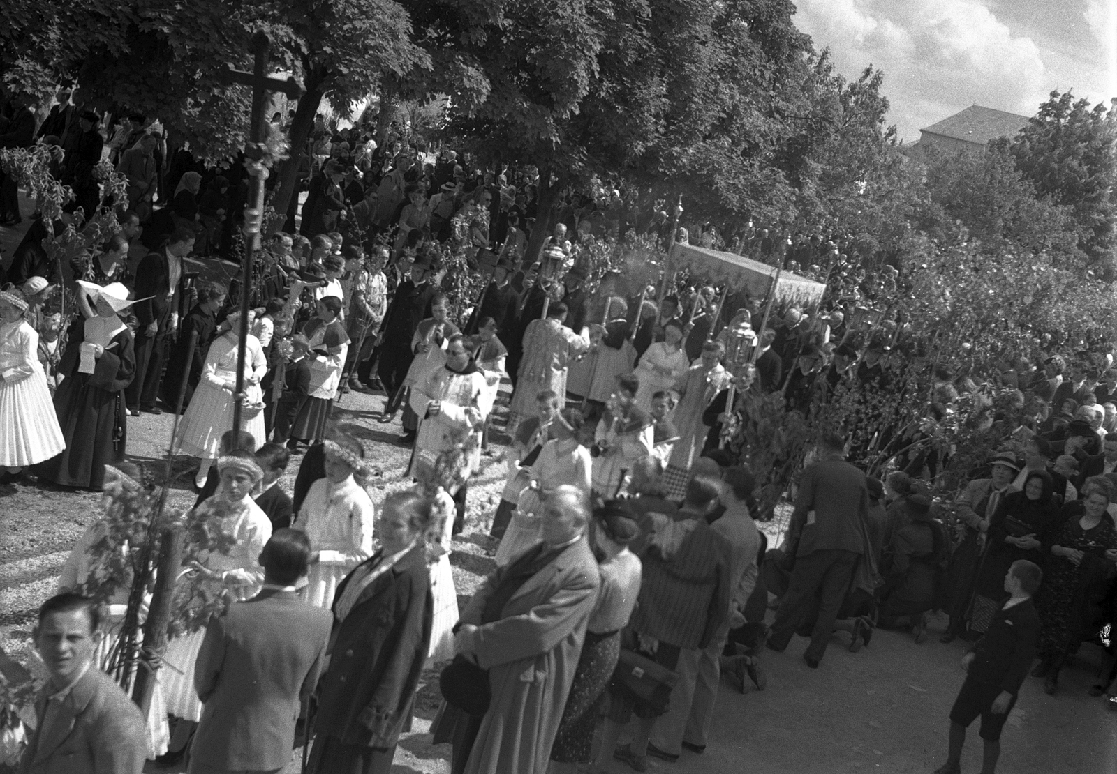 Hungary, Budaörs, Szabadság út (József főherceg utca) a Templom tér felé nézve. Úrnapi körmenet., 1940, Vass Károly, mass, procession, Fortepan #24730