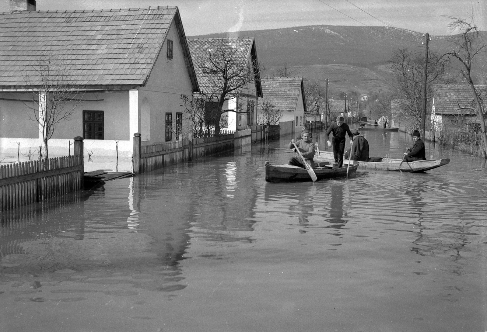 Hungary, Pócsmegyer, Aradi (Alsó) utca a Duna felé nézve., 1940, Vass Károly, flood, boat, Fortepan #24747