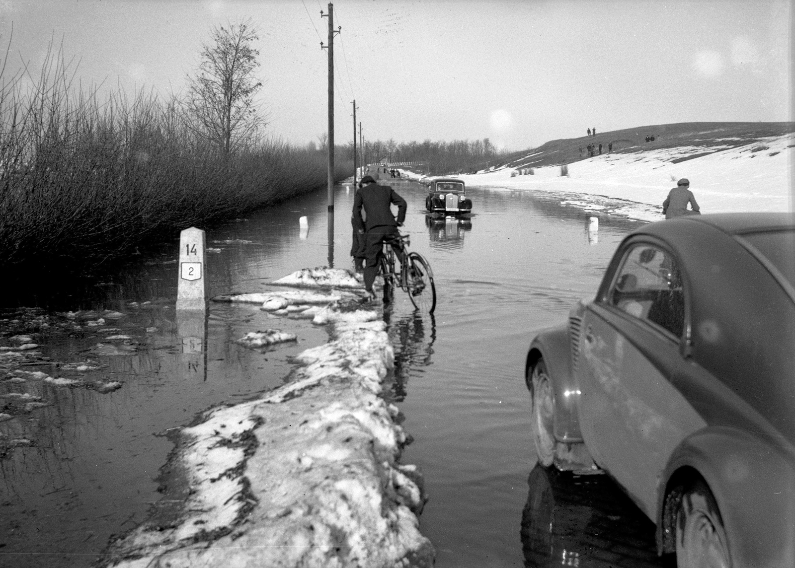 Hungary, Budapest IV., 2-es főút a város határában, Dunakeszi felé nézve., 1940, Vass Károly, bicycle, flood, automobile, Budapest, Fortepan #24753