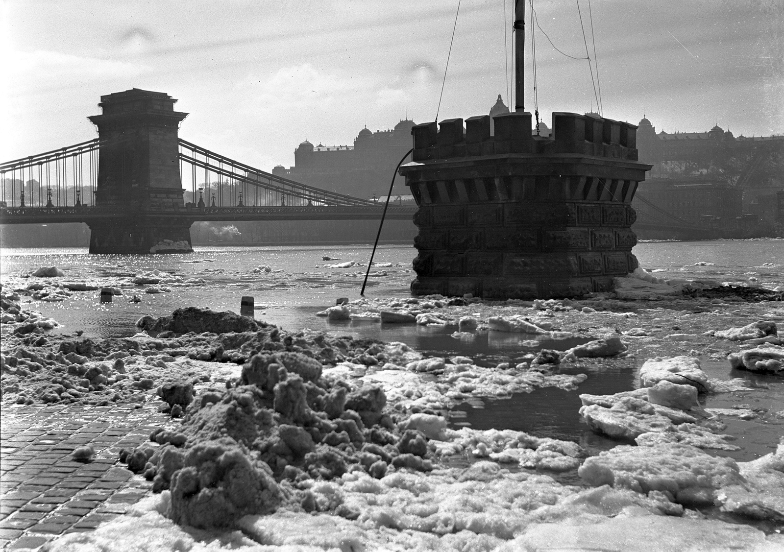 Hungary, Budapest V., pesti alsó rakpart, háttérben a Széchenyi Lánchíd és a Királyi Palota (később Budavári Palota), 1940. márciusi árvíz., 1940, Vass Károly, flood, Danube, ice breaking, Budapest, suspension bridge, William Tierney Clark-design, Fortepan #24756