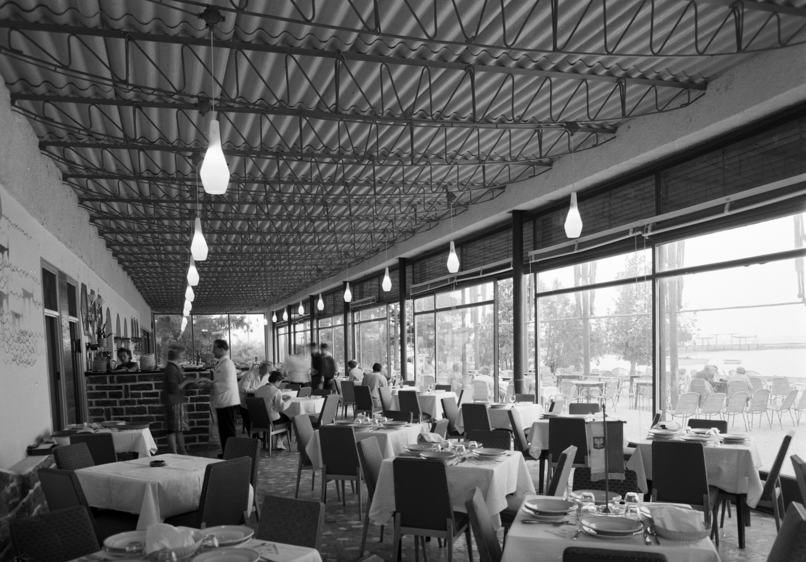 Hungary,Lake Balaton, Tihany, Sport szálló, étterem., 1961, Fortepan, hospitality, restaurant, interior, place, waiter, ceiling lamp, Fortepan #2476