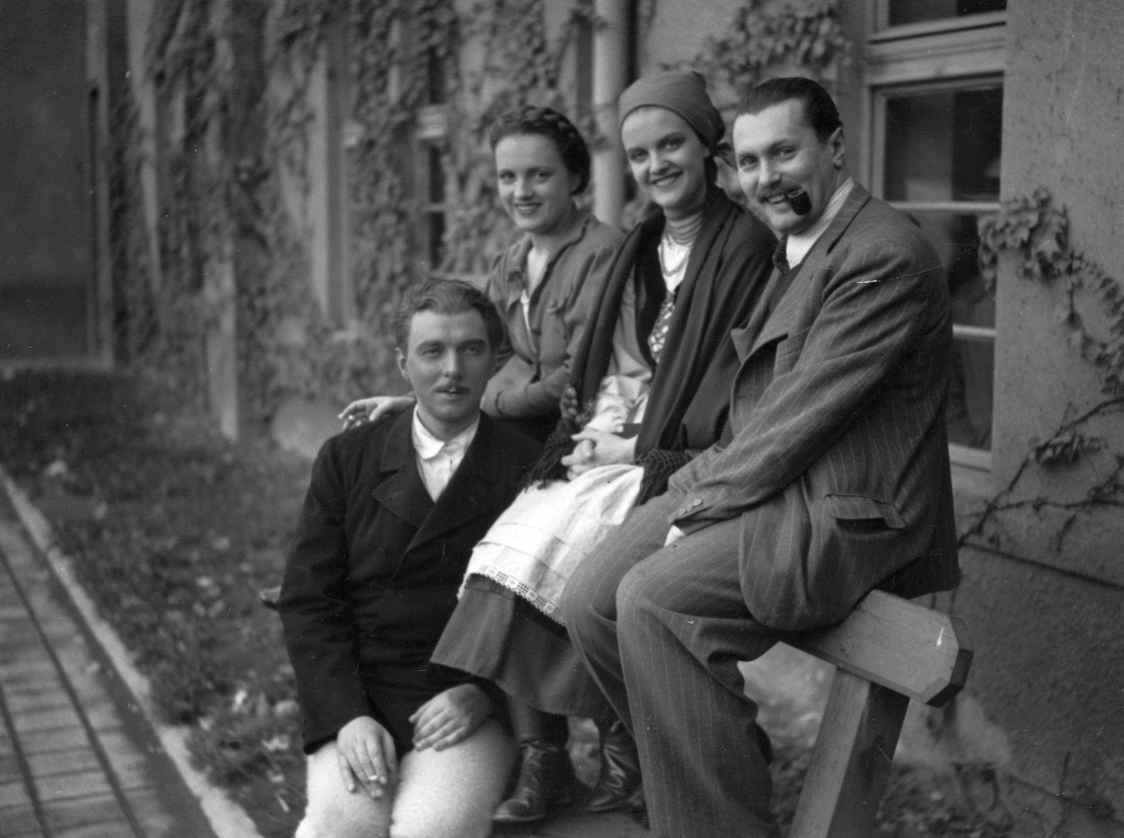 Hungary, Budapest XIV., a Hunnia Filmgyár telepe, a felvétel a Gyimesi vadvirág című film forgatási szünetében készült. Balról Tímár József, Ölvedy Zsóka és Tolnay Klári színművészek, jobb szélen Ráthonyi Ákos a film rendezője, aki ekkor Tolnay Klári férje volt., 1938, Vass Károly, filming, Budapest, sitting on backrest of a bench, Fortepan #24761