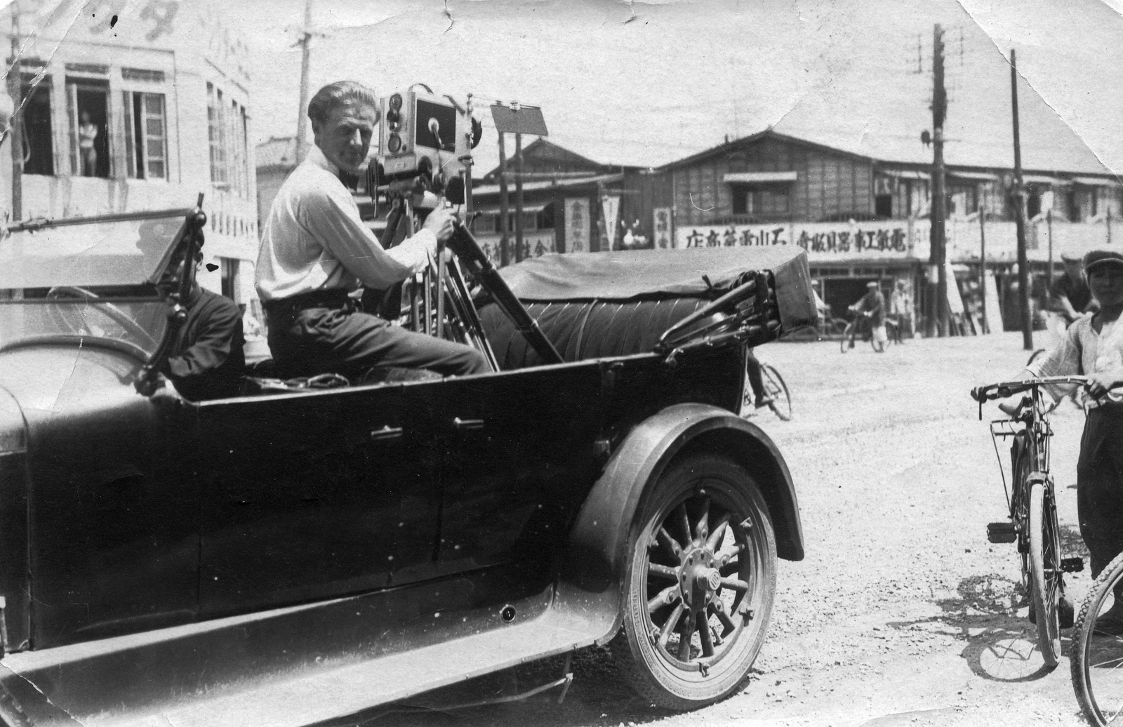 Japán, 1928, Vass Károly, portré, filmforgatás, kerékpár, utcakép, férfi, filmkamera, filmoperatőr, automobil, kínai írás, visszanézés, Fortepan #24764