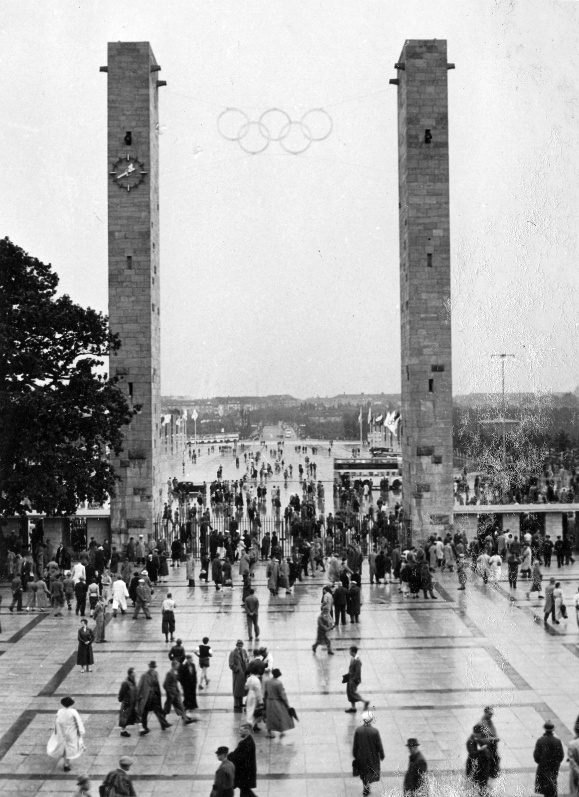 Germany, Berlin, az Olimpiai Stadion főbejárata a stadion felől fotózva, a XI. nyári olimpiai játékok alatt., 1936, Vass Károly, Berlin Olympics, Olympics, stadium, olympic symbols, Fortepan #24767