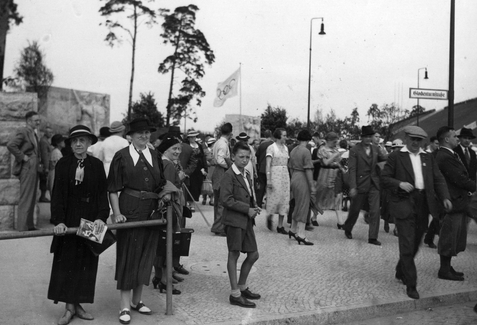 Németország, Berlin, a felvétel a Waldbühne bejárata előtt a XI. nyári olimpiai játékok alatt., 1936, Vass Károly, olimpia, Fortepan #24774