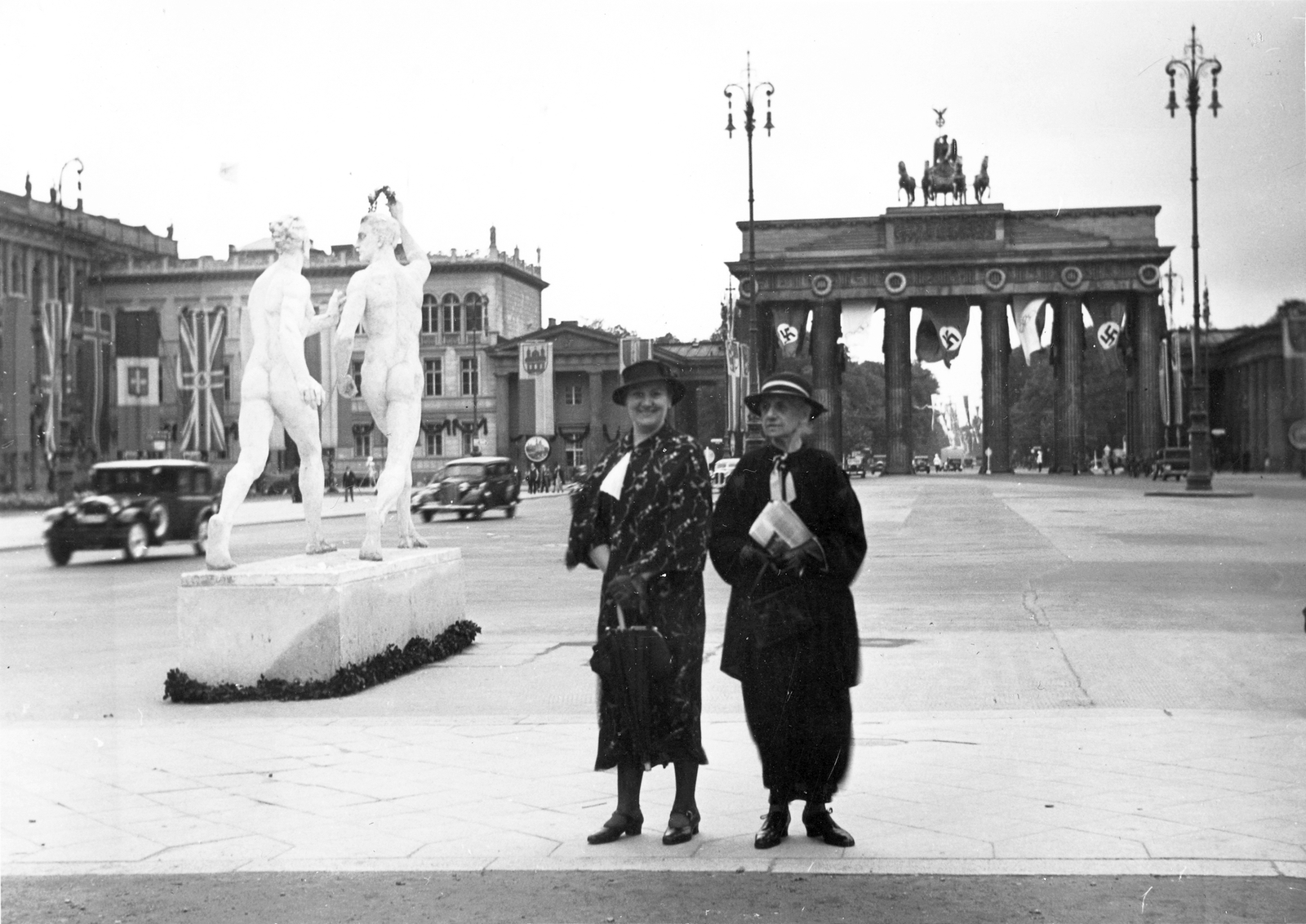 Germany, Berlin, Párizsi tér (Pariser Platz) a Brandenburgi-kapuval az 1936. évi nyári olimpiai játékok ideje alatt., 1936, Vass Károly, flag, sculpture, monument, swastica, Neoclassical architecture, nude figure, Carl Gotthard Langhans-design, Fortepan #24784