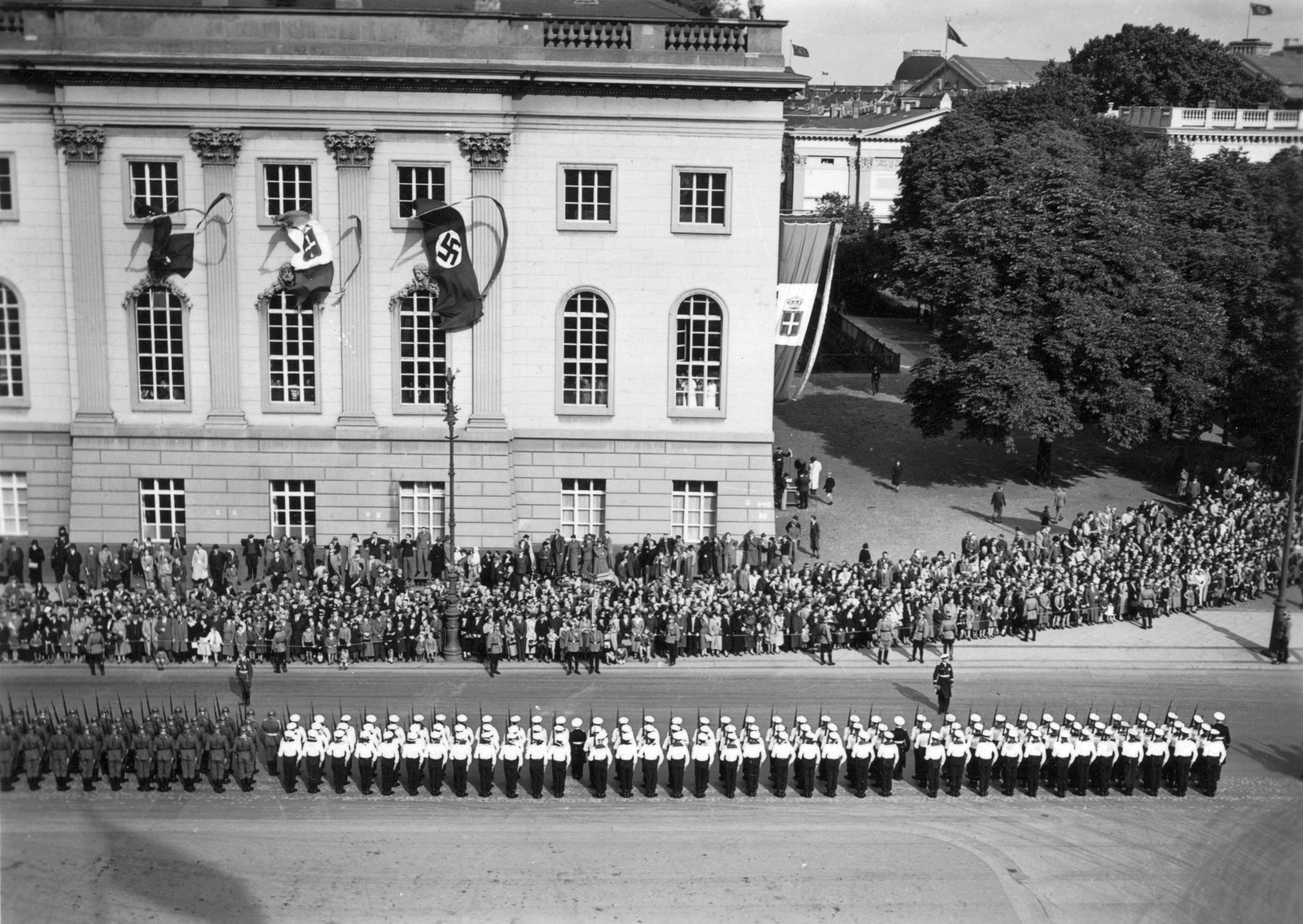 Germany, Berlin, Unter den Linden, Humboldt Egyetem, főépület., 1936, Vass Károly, flag, swastica, university, Baroque-style, palace, Georg Wenzeslaus von Knobelsdorff-design, Jan Bouman-design, Fortepan #24791