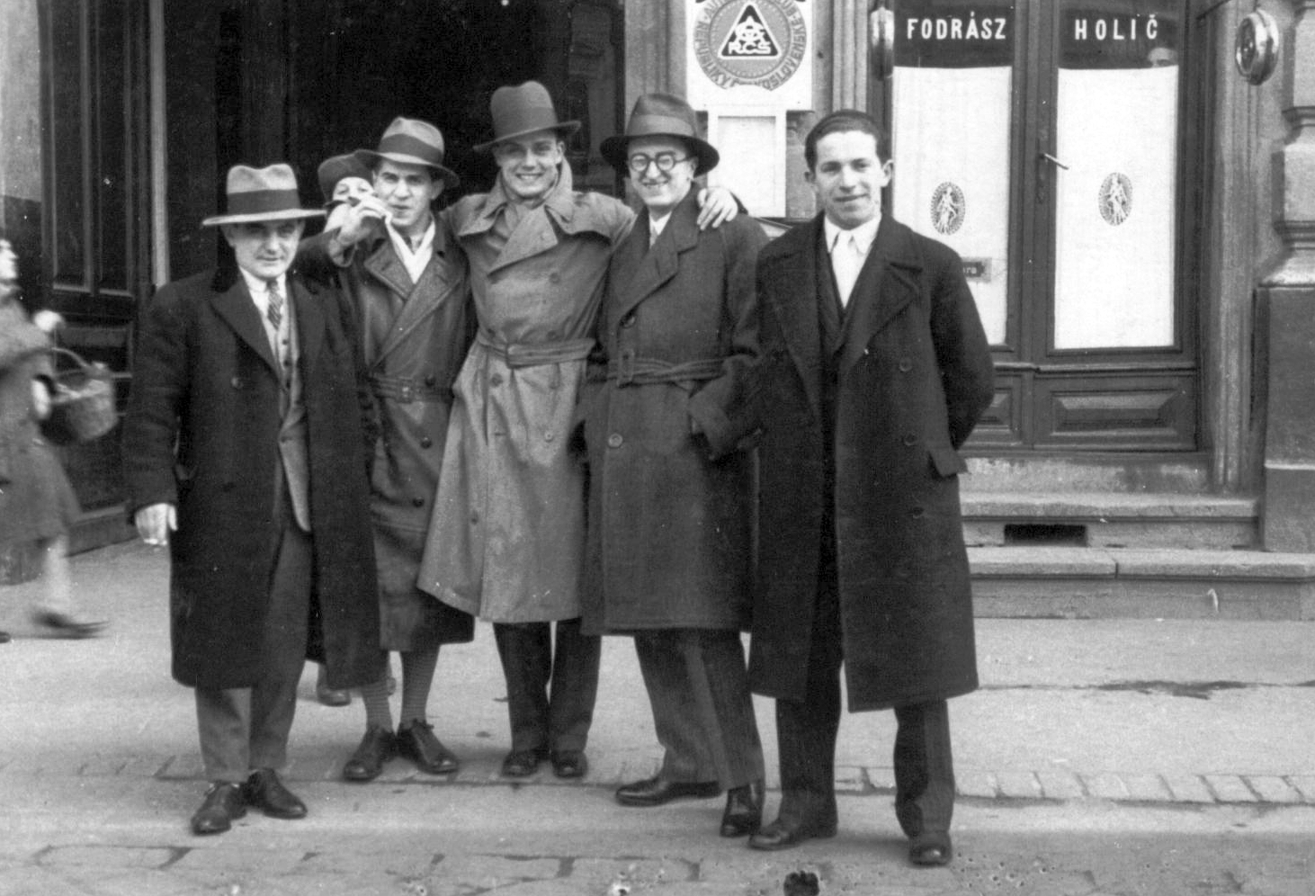 Slovakia, középen Weygand Tibor énekes, mellette szemüveggel Kiszely Gyula zeneszerző, főrendező., 1930, Weygand Tibor, celebrity, Czechoslovakia, hat, smoking, tableau, men, glasses, fun, basket, hairdresser, bilingual sign, hands behind the back, arms around shoulders, double-breasted coat, Fortepan #24797