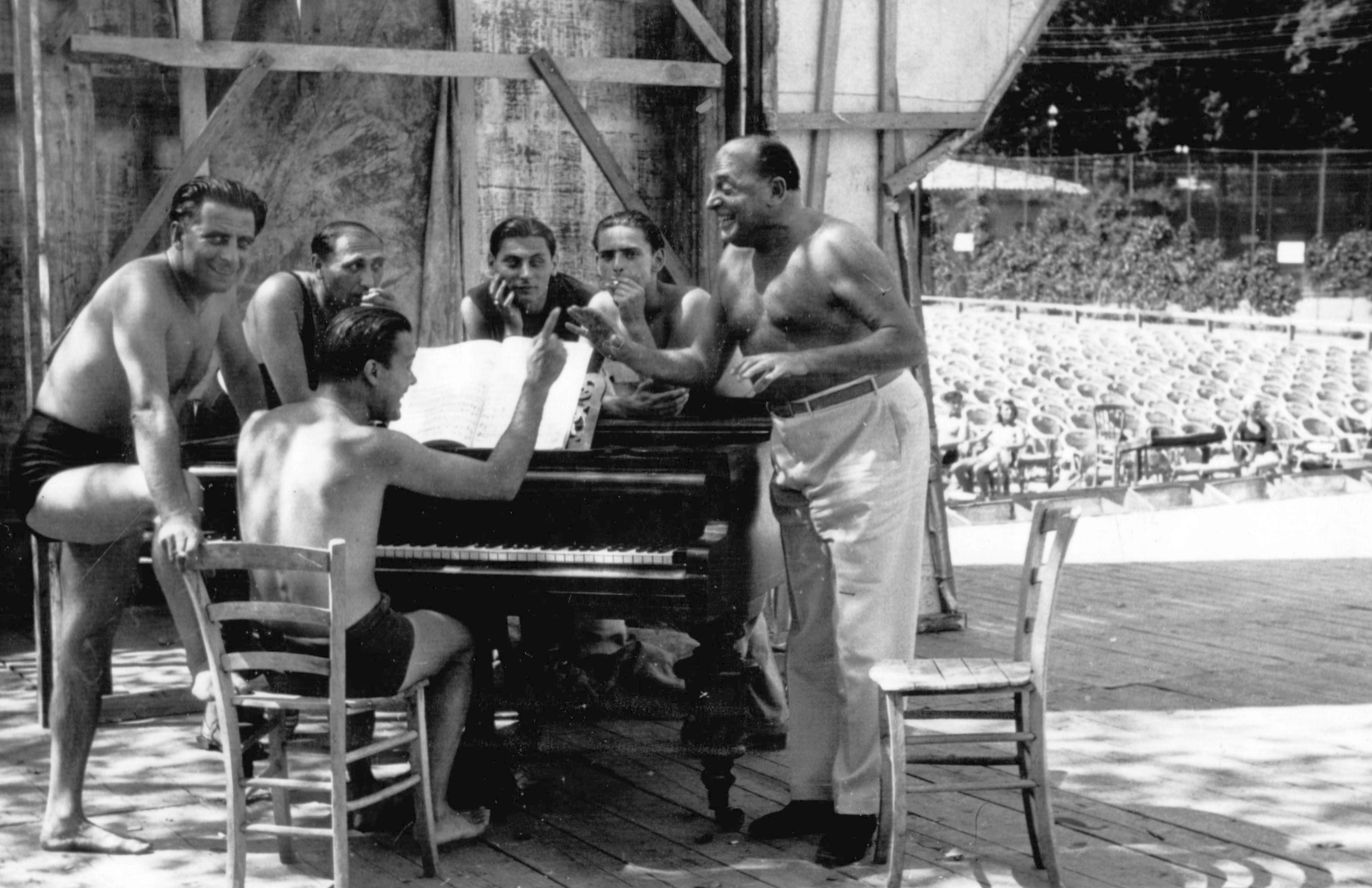 A zongoránál Weygand Tibor énekes, mellette fehér nadrágban Dénes Oszkár színész., 1938, Weygand Tibor, art of theater, celebrity, Fortepan #24801