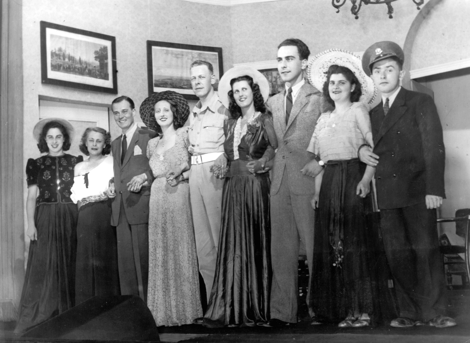 Magyarország, balról a harmadik Weygand Tibor énekes., 1944, Weygand Tibor, híres ember, csoportkép, hölgy, úriember, divat, Fortepan #24804