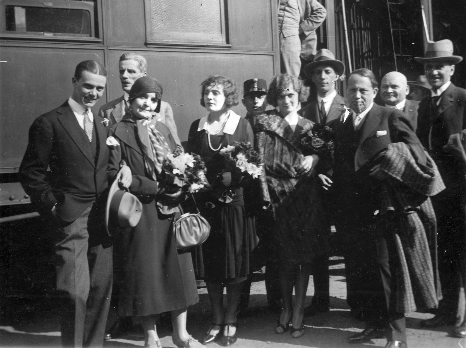 Hungary, Szeged, pályaudvar. A Délmagyarországi Rádió Klub szegedi Rádiómatinéjának résztvevői. Balra Weygand Tibor, mellette Berky Lili, mögötte Scherz Ede, középen Horváth Éva és Könyves Tóth Erzsi, jobbra a szivarozó Gózon Gyula., 1928, Weygand Tibor, celebrity, railway, tableau, coach, singer, Fortepan #24807