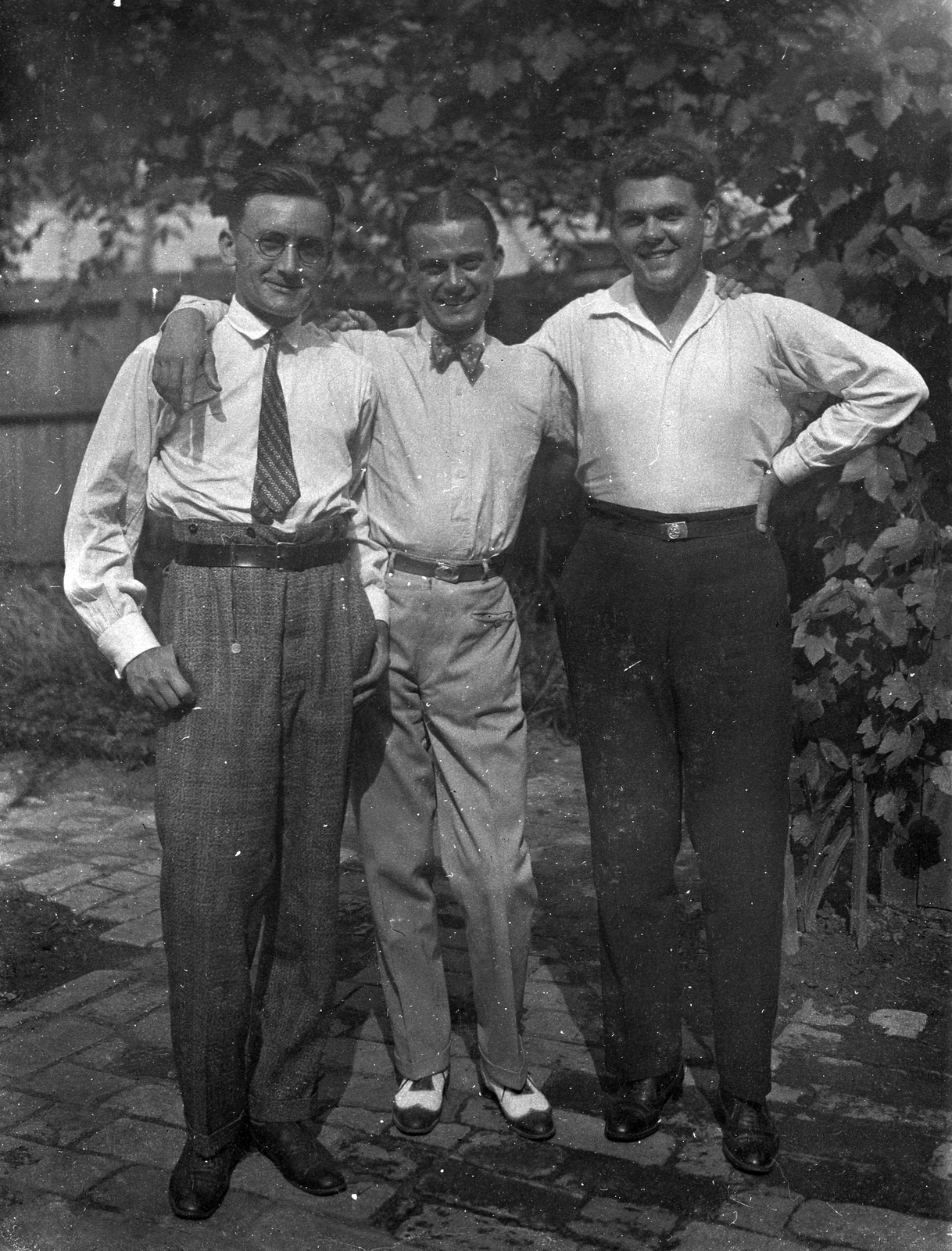 Hungary, középen Weygand Tibor énekes., 1928, Weygand Tibor, celebrity, garden, tableau, men, summer, arms around shoulders, Fortepan #24811