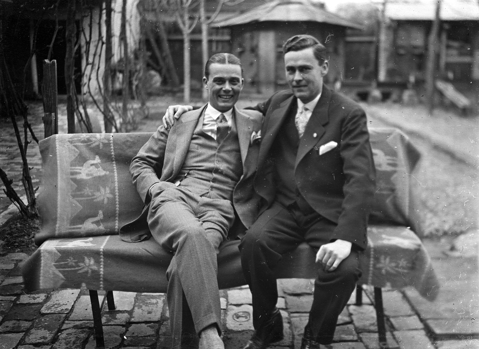 Hungary, balra Weygand Tibor énekes., 1928, Weygand Tibor, celebrity, fashion, yard, men, bench, double portrait, arms around shoulders, Fortepan #24813