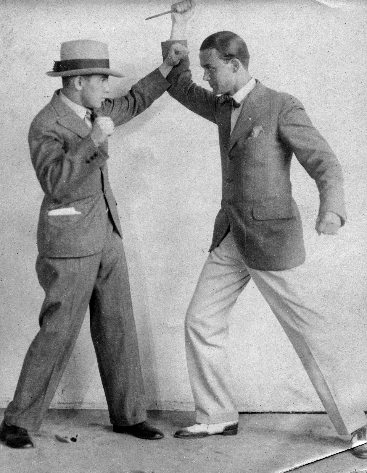 Hungary, Budapest, 1930. március 7-én a Mai Napban megjelent: "Boxeres rablótámadás Weygand Tibor ellen" c. cikkhez készült felvétel. A jobb oldalon Weygand Tibor énekes, 1930, Weygand Tibor, press photo, celebrity, Fortepan #24814