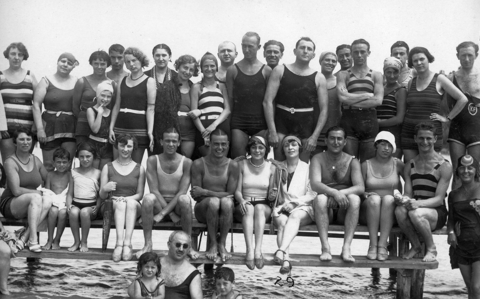 Hungary, Balatonalmádi, az ülő sorban középen Weygand Tibor énekes., 1928, Weygand Tibor, celebrity, bathing suit, tableau, women, men, water surface, bathing, summer, kids, pier, bathing caps, Fortepan #24818