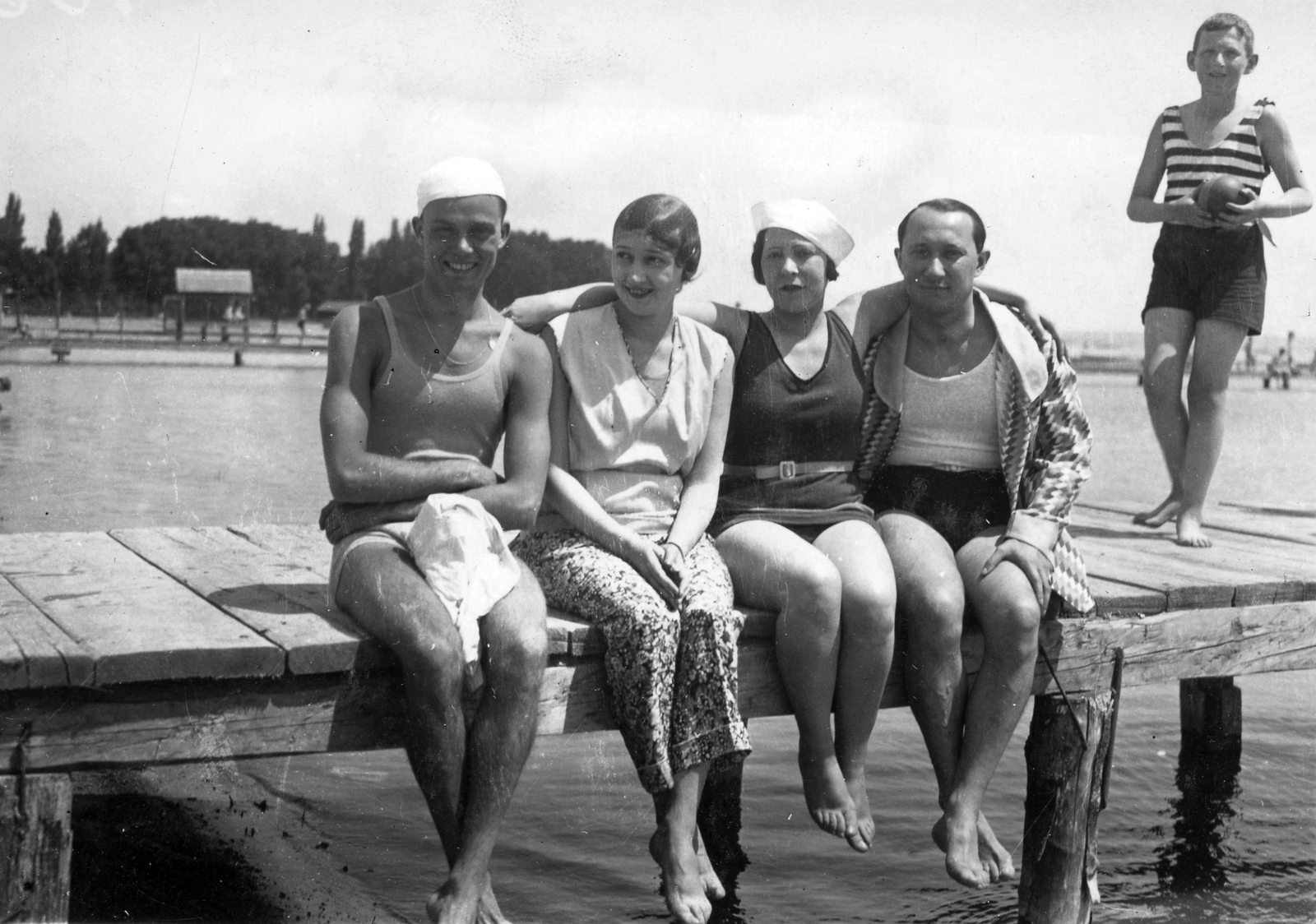 Hungary, Balatonalmádi, Strand. Balról az első Weygand Tibor énekes., 1928, Weygand Tibor, celebrity, beach, arms around shoulders, Fortepan #24819