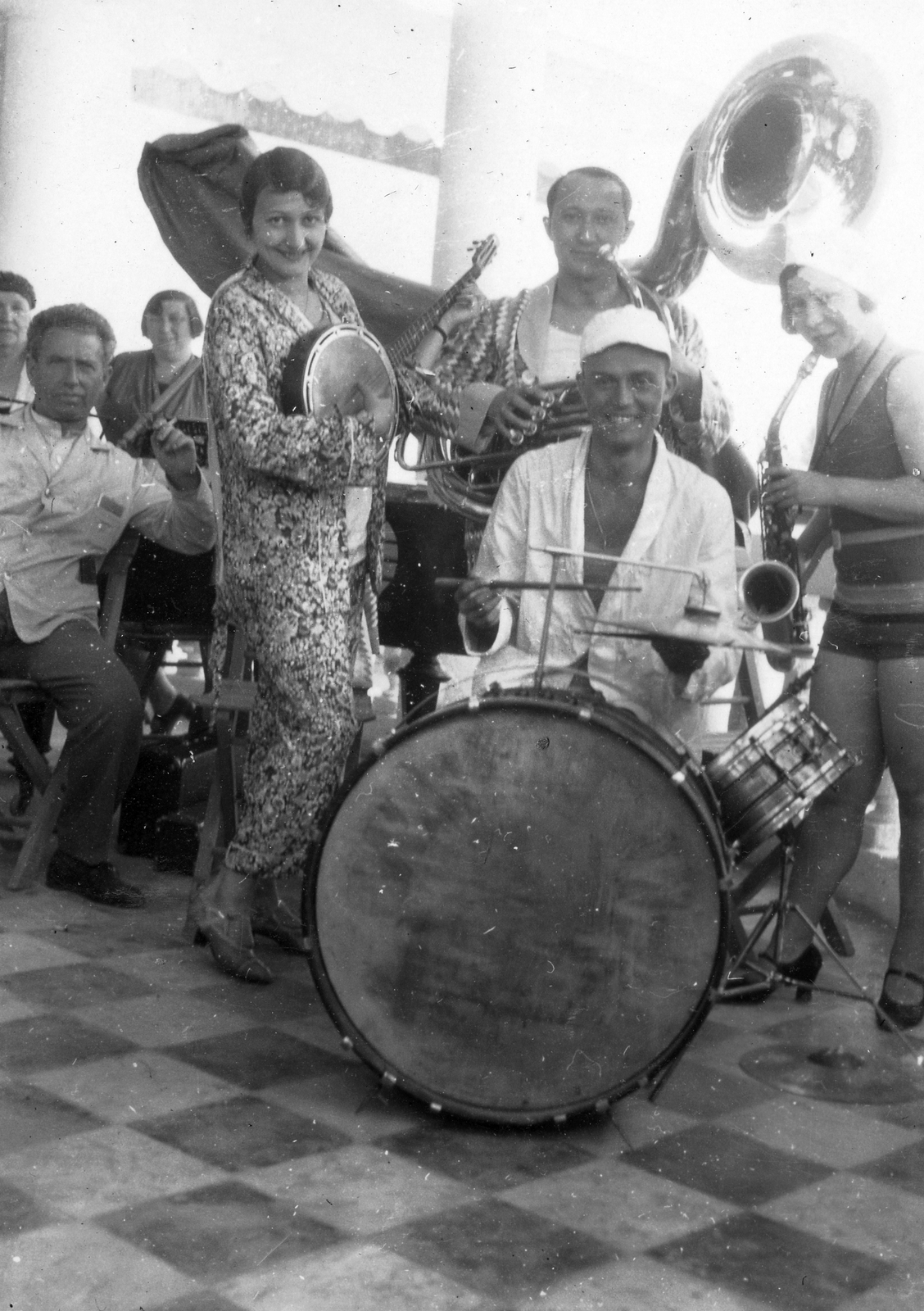 Hungary, Balatonalmádi, Strand bejárat, a doboknál Weygand Tibor énekes., 1928, Weygand Tibor, celebrity, musical instrument, drummer, cymbal, Fortepan #24820